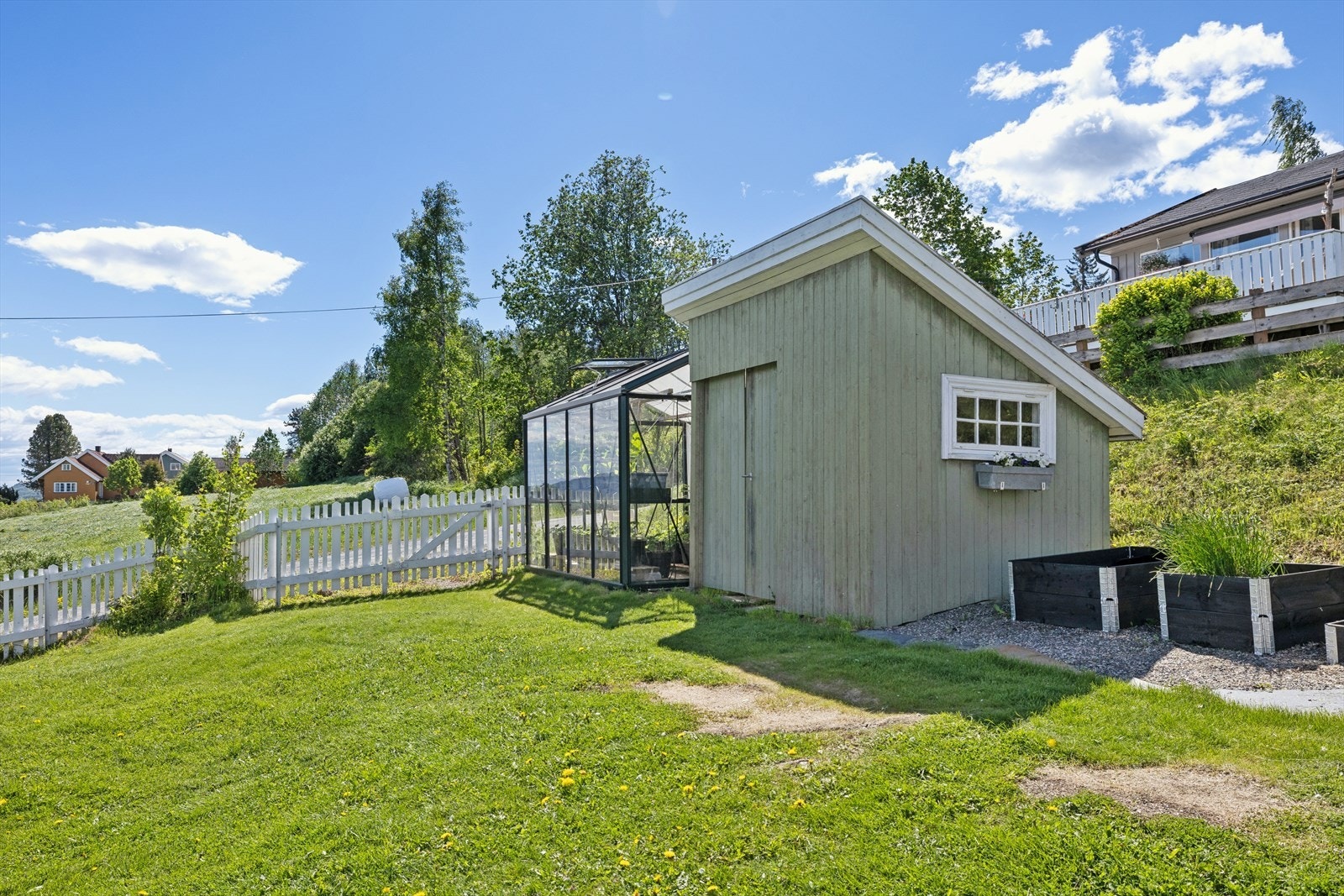 For den hageinteresserte er det både drivhus og plantekasser på tomten. Galleribilde