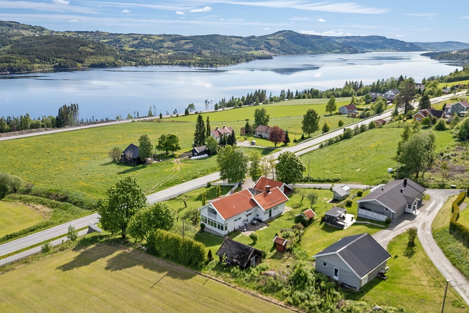 Eiendommen ligger idyllisk til på vestsiden av Mjøsa, med vakker utsikt og flotte tur- og friluftsområder i umiddelbar nærhet. Galleribilde