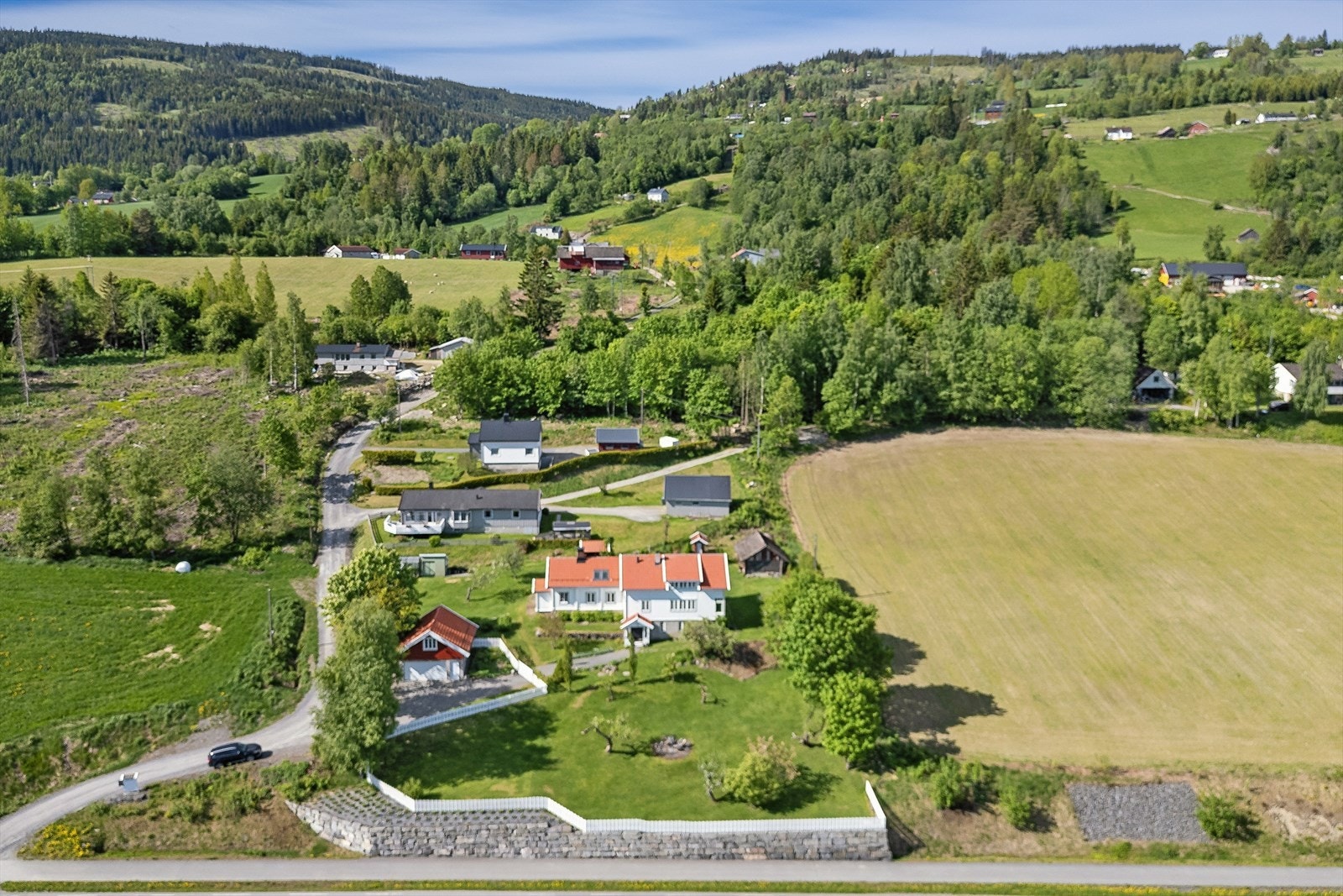 Området ligger på vestsiden av Mjøsa med flotte badeplasser, båt- og fiskemuligheter. Galleribilde