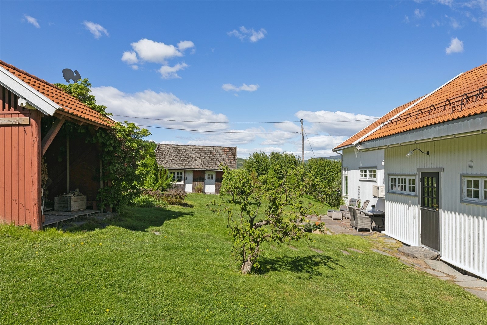 På eiendommen er det oppført flere uthus i tillegg til hovedhuset og garasjen. Galleribilde