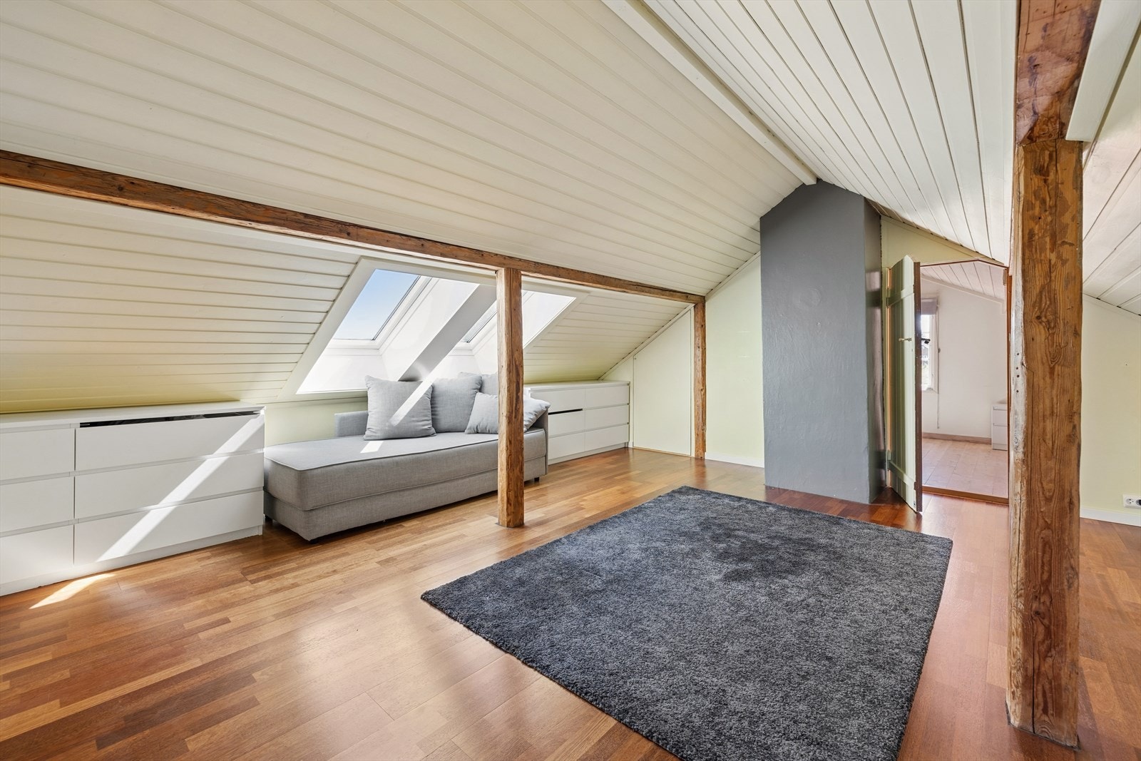 Loftstuen gir ekstra plass for lek eller avslapning, med smart utnyttelse av plassen under skråtaket. Galleribilde