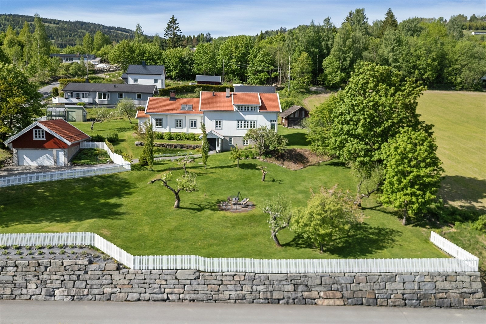 Eiendommen ligger i et landlig, idyllisk og barnevennlig boligområde på Biristrand, i Gjøvik kommune, med kort vei til Lillehammer og Biri. Galleribilde