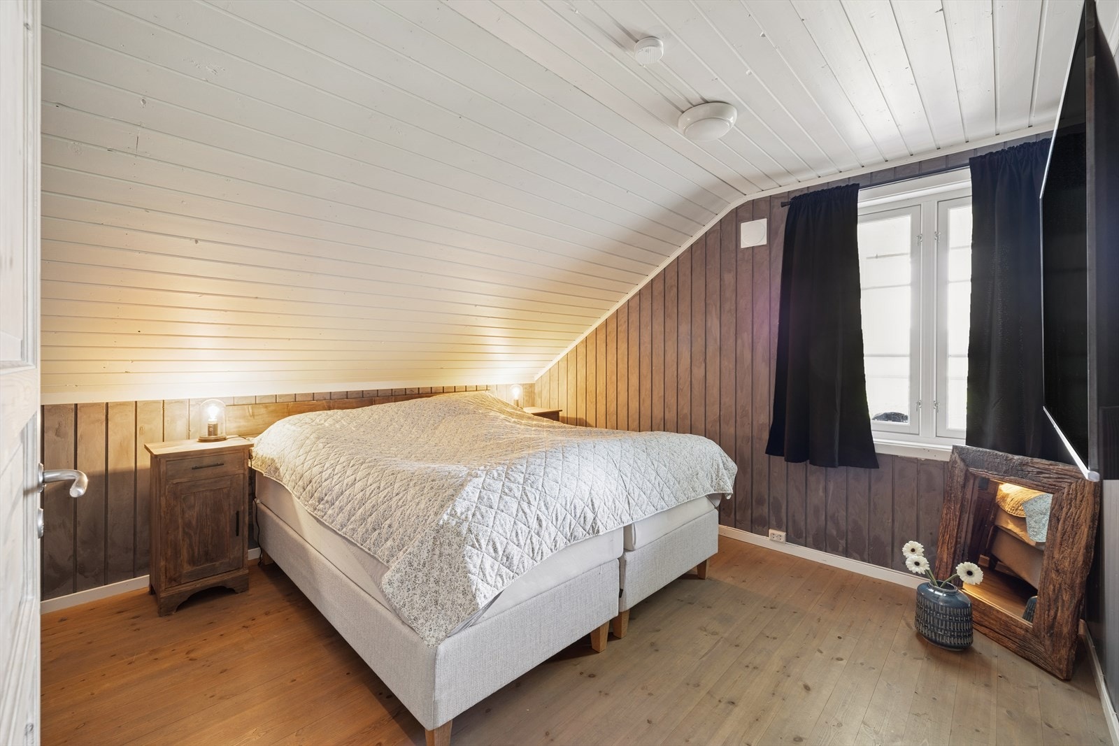 Dette soverommet har en lun atmosfære med panel på vegger og i himling. Galleribilde