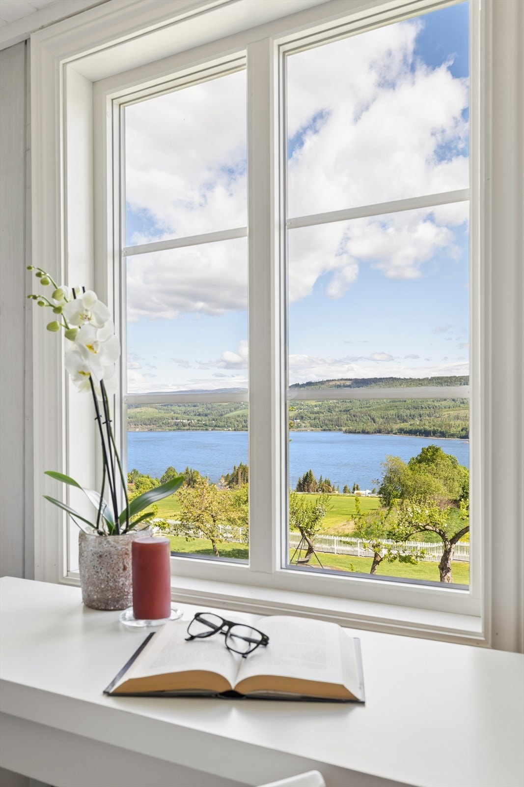 Fra vinduene har man en flott utsikt over landskapet og Mjøsa. Galleribilde