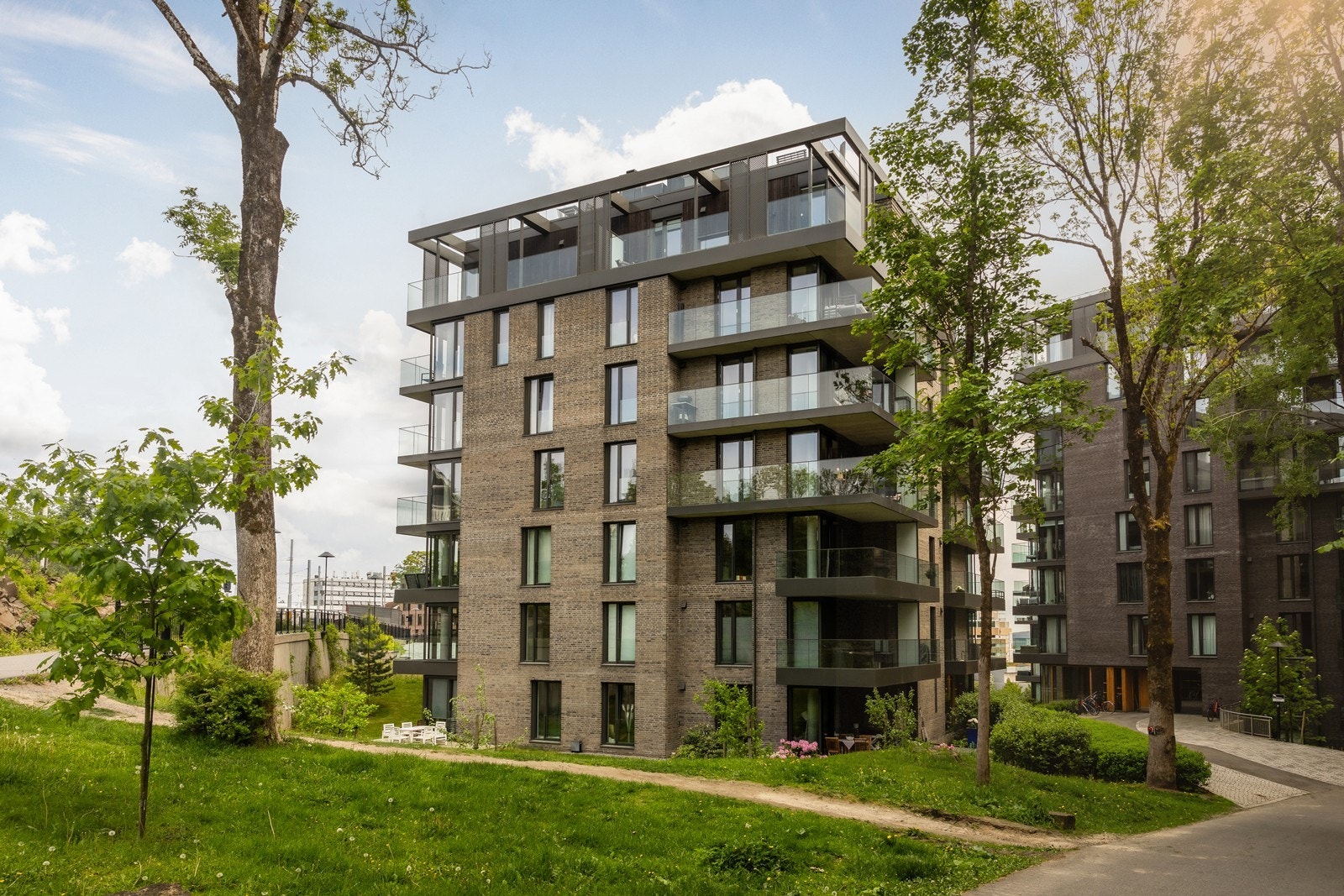 Beliggende i Lilleakerbyen, med gangavstand til populære Fåbro Gård, CC Vest og Lilleaker Torg. Galleribilde