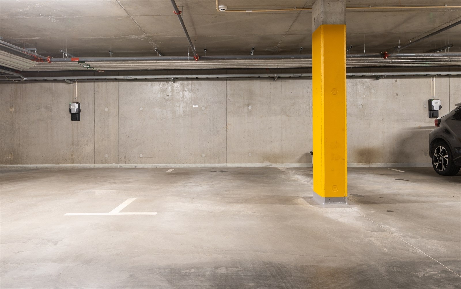 Garasjeplass nr. 101 medfølger. Det er HC plass ved siden av, noe som gir mer plass. Plassen ligger også rett ved dør til oppgang og heis. Galleribilde