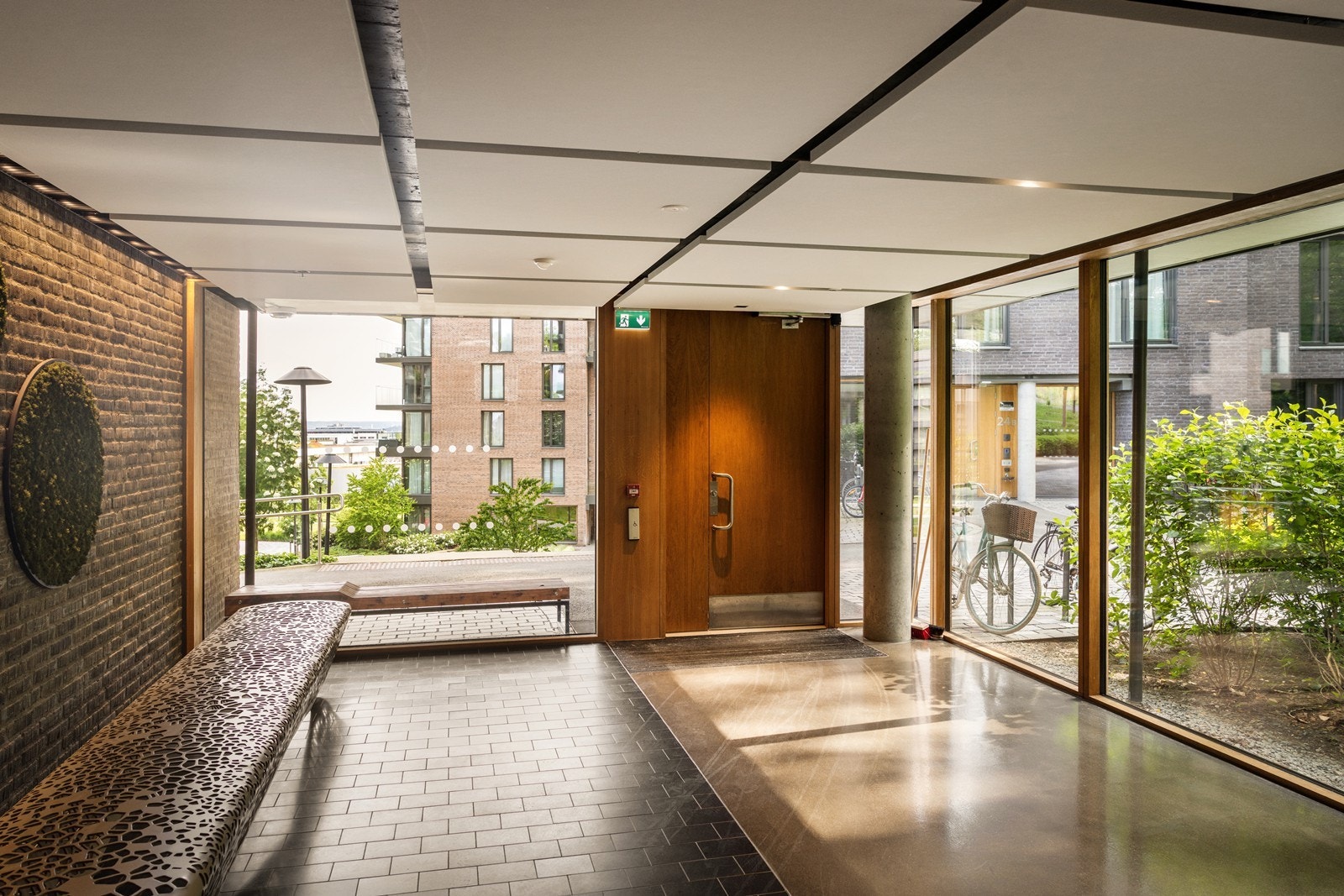 Innbydende og moderne felles inngangsparti. Galleribilde