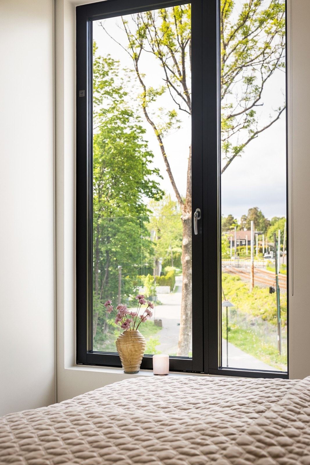 Vinduer fra 2019 med 3-lags glass sikrer god isolasjon. Galleribilde