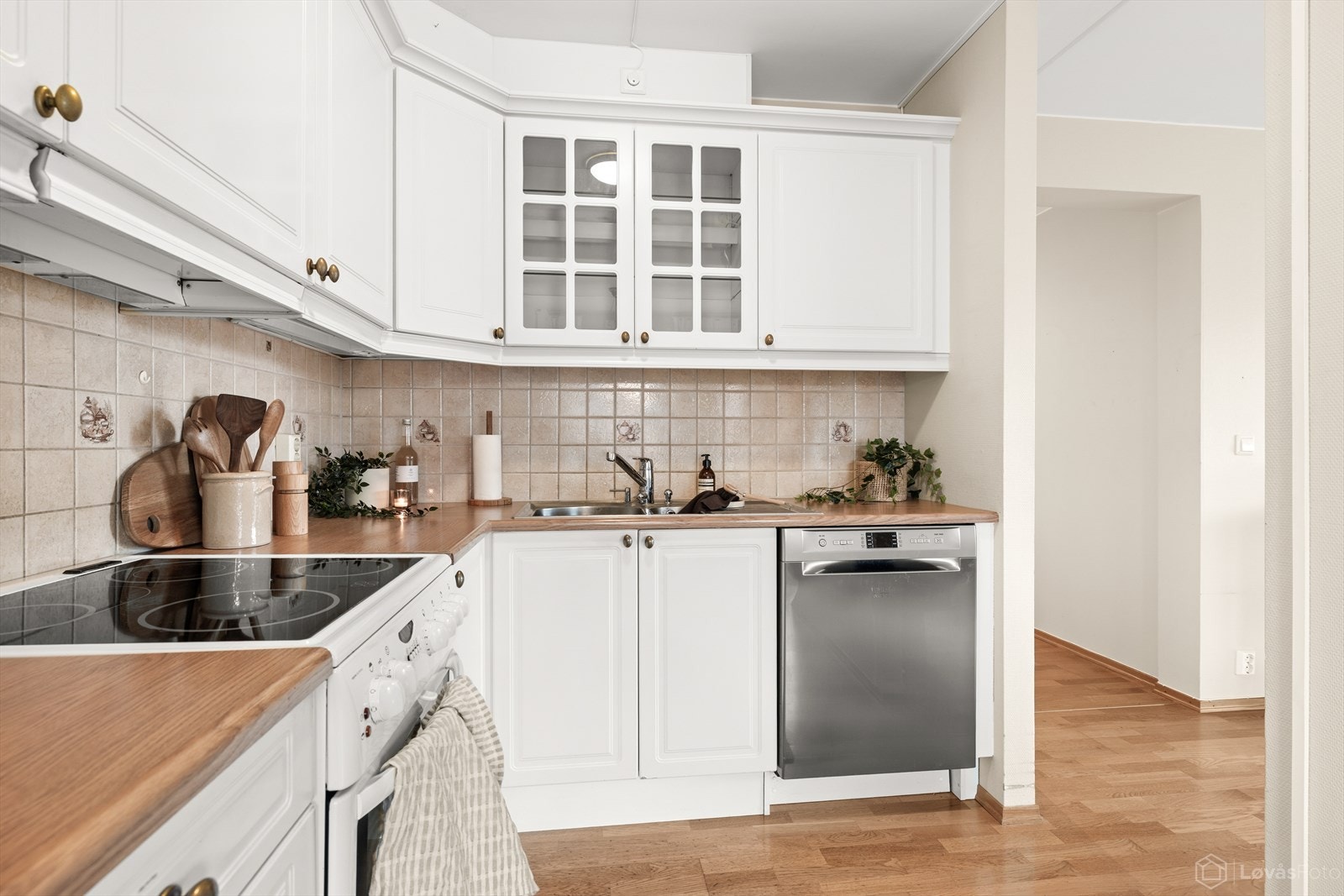 Det er opplegg for oppvaskmaskin. For ekstra sikkerhet er det installert automatisk vannstopper. Galleribilde