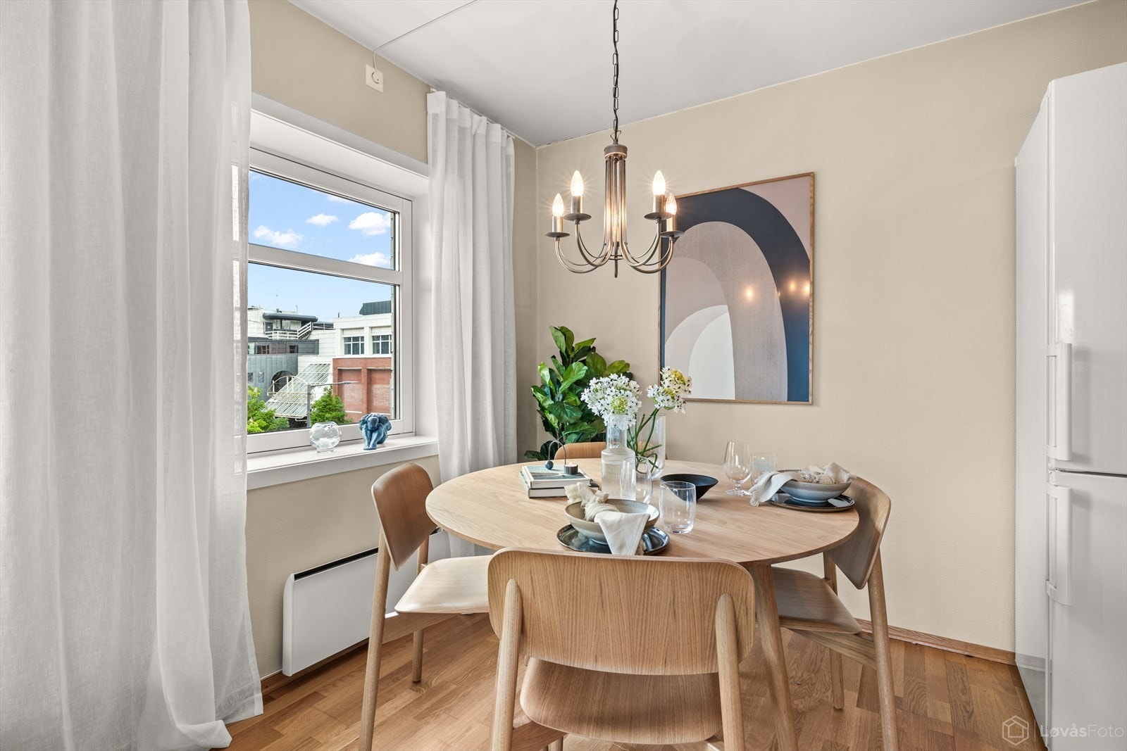 Spiseplassen finner sin naturlige plass ved vinduet mellom stue og kjøkken. Her er det plass til langbord mot stuen om man har behov for det. Galleribilde