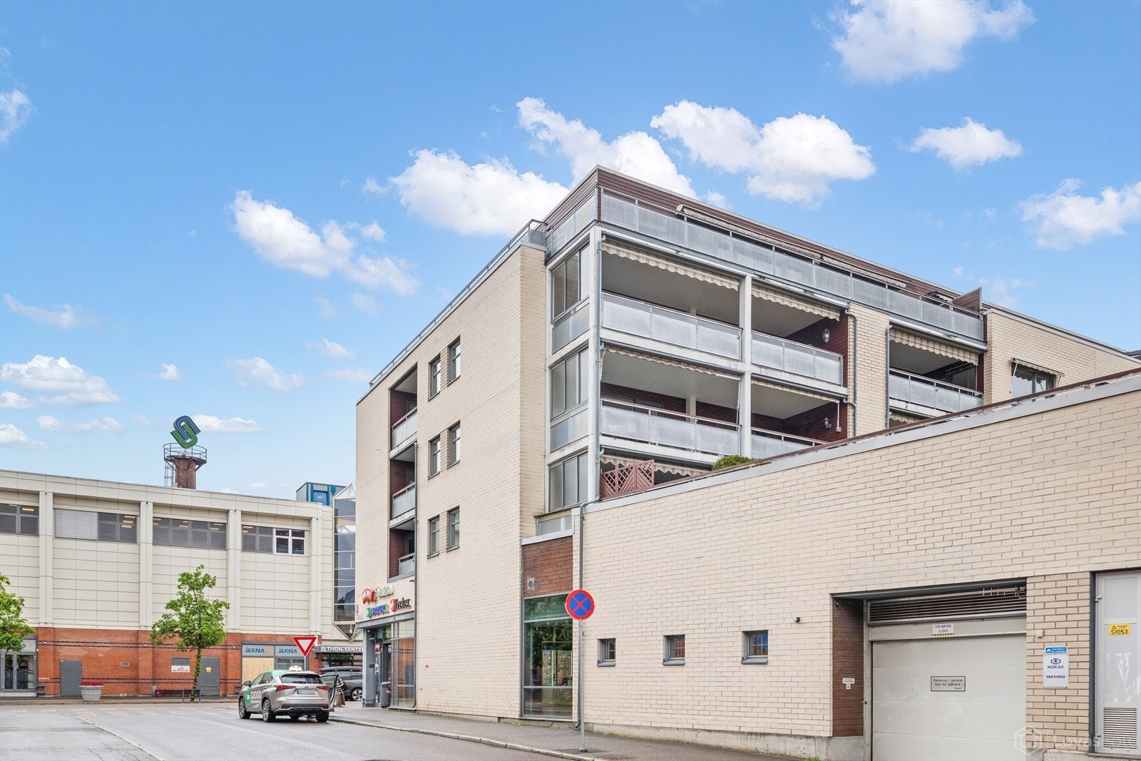 Leiligheten har en svært sentral beliggenhet midt i hjertet av Strømmen. Selve leiligheten vender bort fra hovedveien og er godt skjermet. Galleribilde