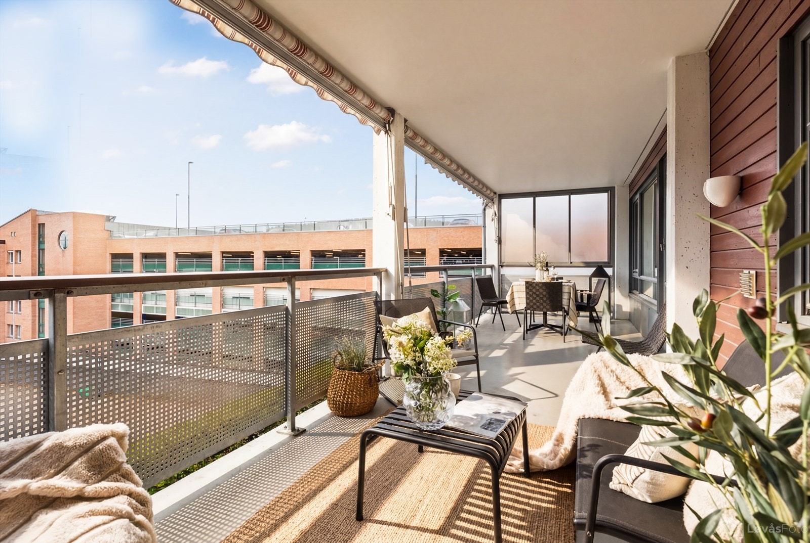 Her bor man godt tilbaketrukket med utgang til solrik terrasse på hele 20 kvm. (Bildet er AI-generert) Galleribilde