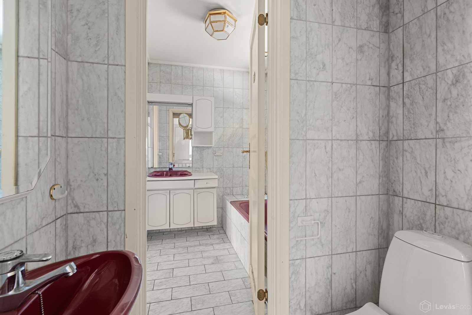 Etasjen har et separat toalettrom med flislagte overflater, i tillegg til hovedbadet. Galleribilde