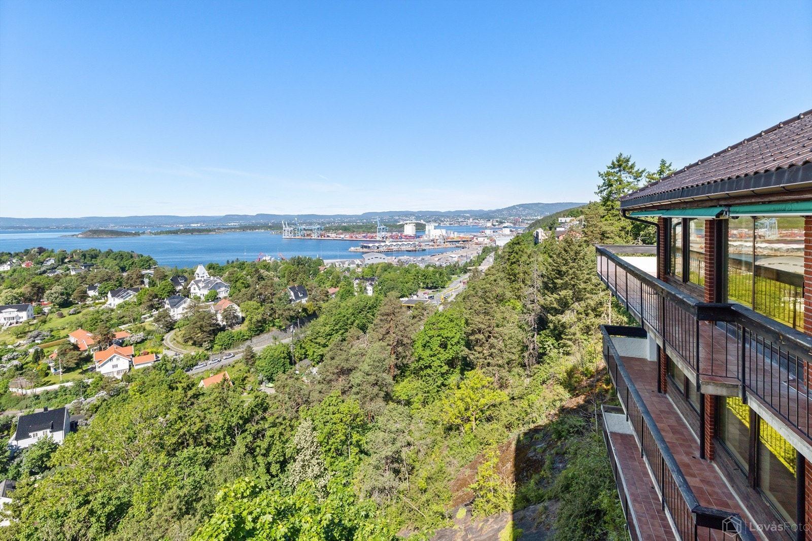 Fra eiendommen er det en vidstrakt utsikt over Oslofjorden, man ser fra Svartskog, via Bunnefjorden, Nesodden og innseilingen, til Holmenkollen og Oslo sentrum.
Foto: John Løvås/Løvås Foto Galleribilde