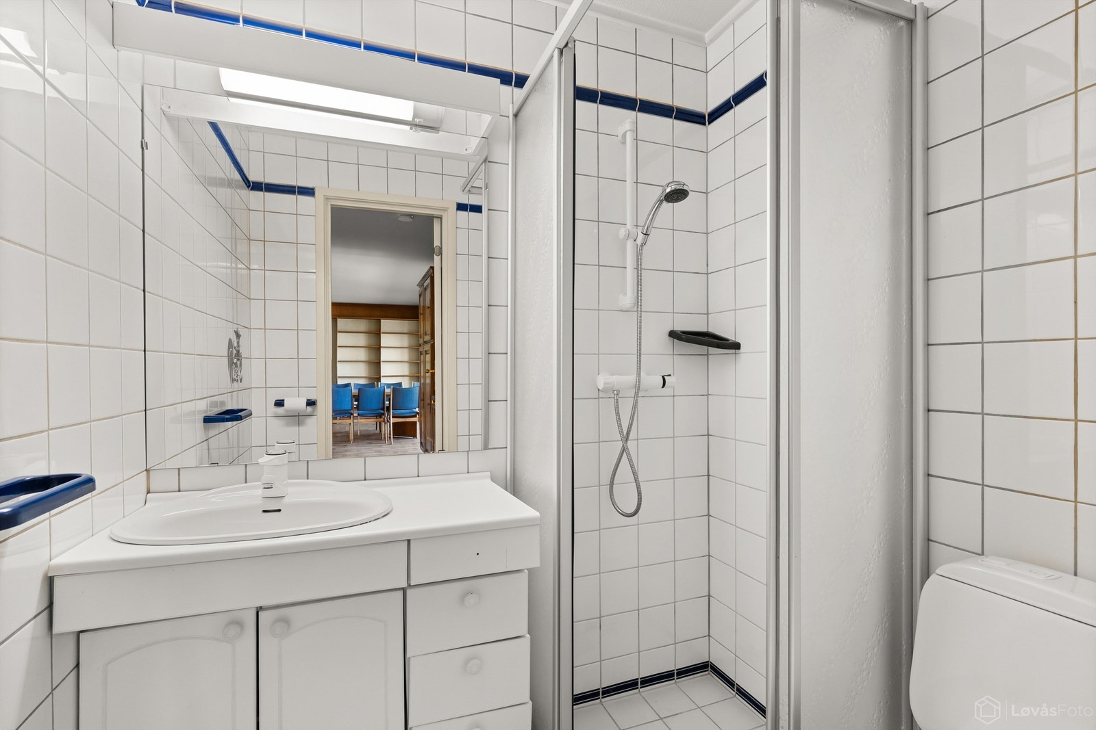Badet i etasjen er utstyrt med dusjhjørne, servantinnredning og gulvvarme. Galleribilde