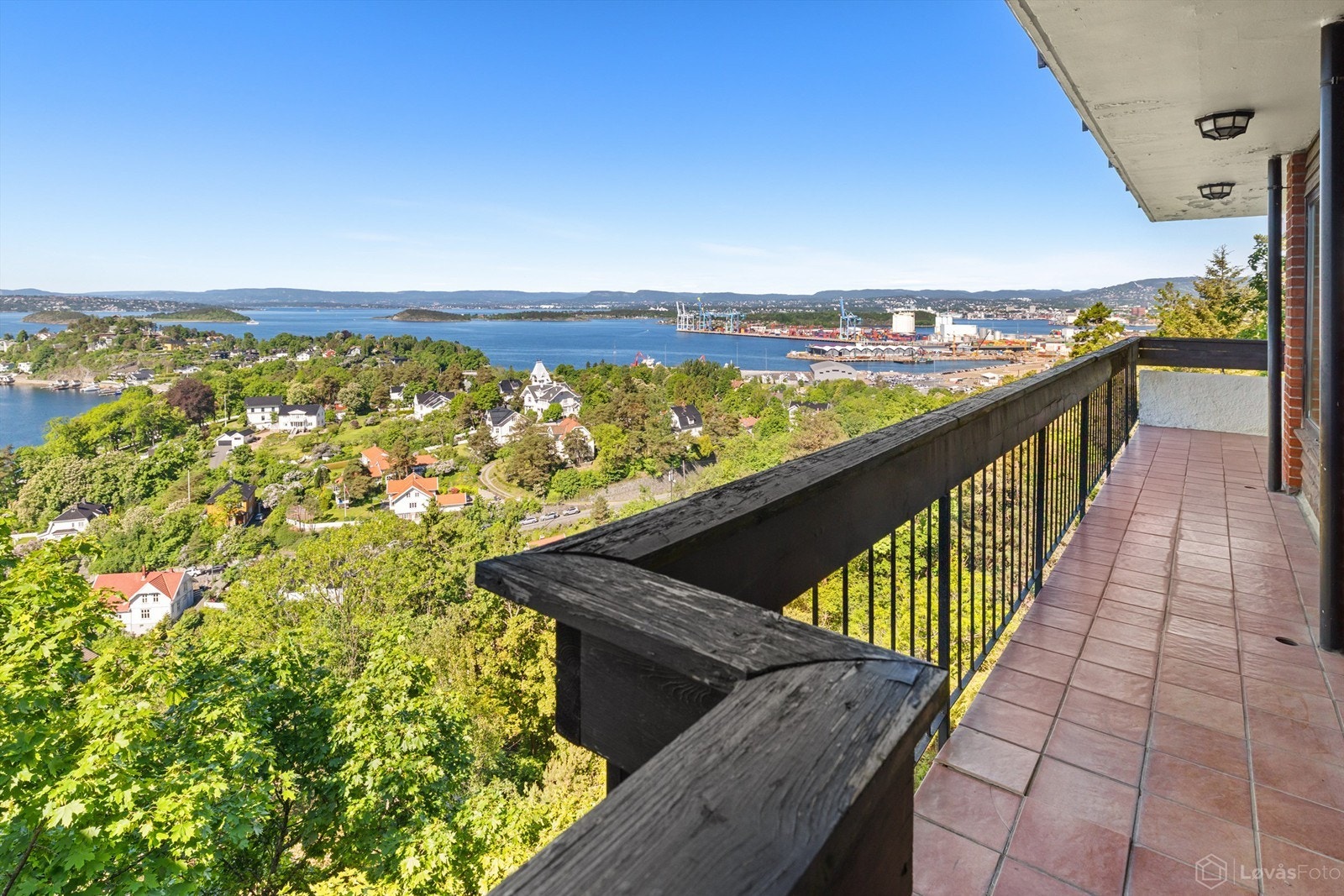 Utsikt over villabebyggelsen på Bekkelaget og videre utover fjorden. Galleribilde