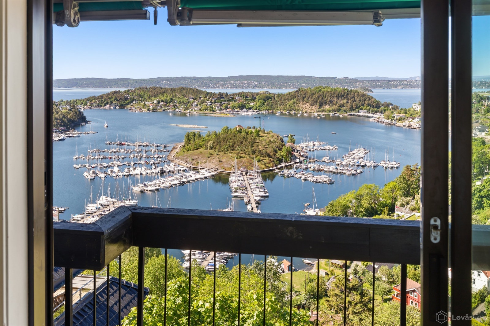 Paddehavet og småbåthavnen ligger rett nedenfor eiendommen. Galleribilde
