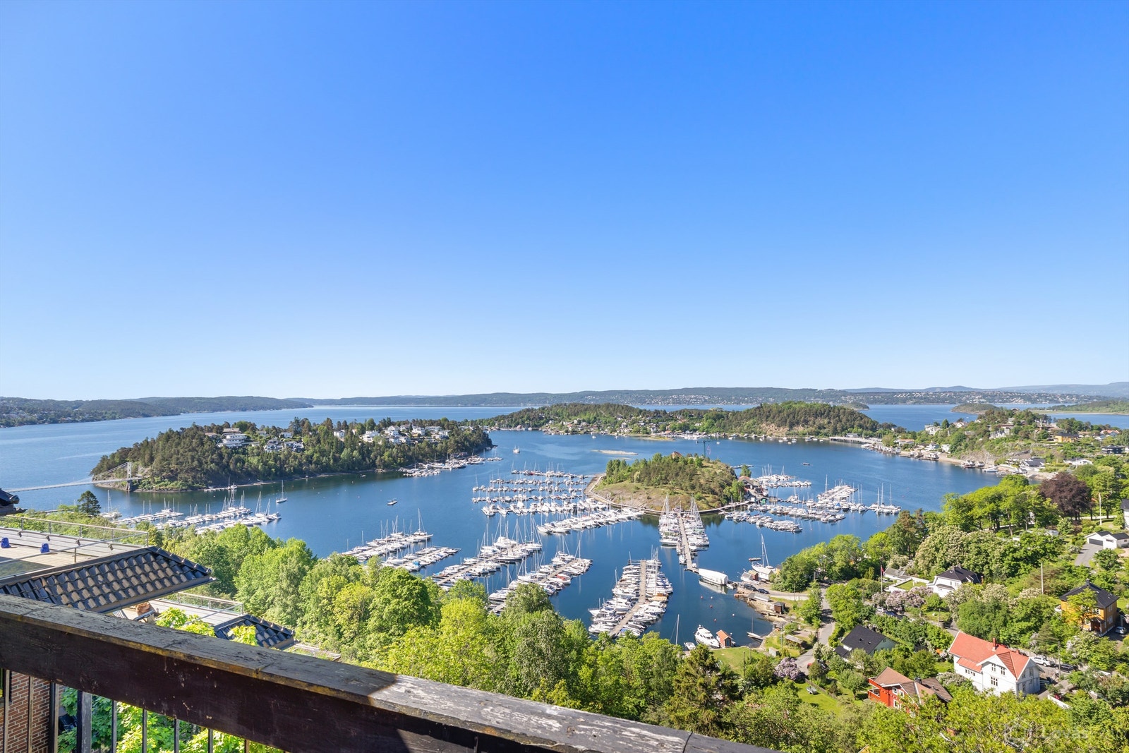 Beliggenheten gir en sjelden oversikt over fjorden og aktiviteten der. Galleribilde