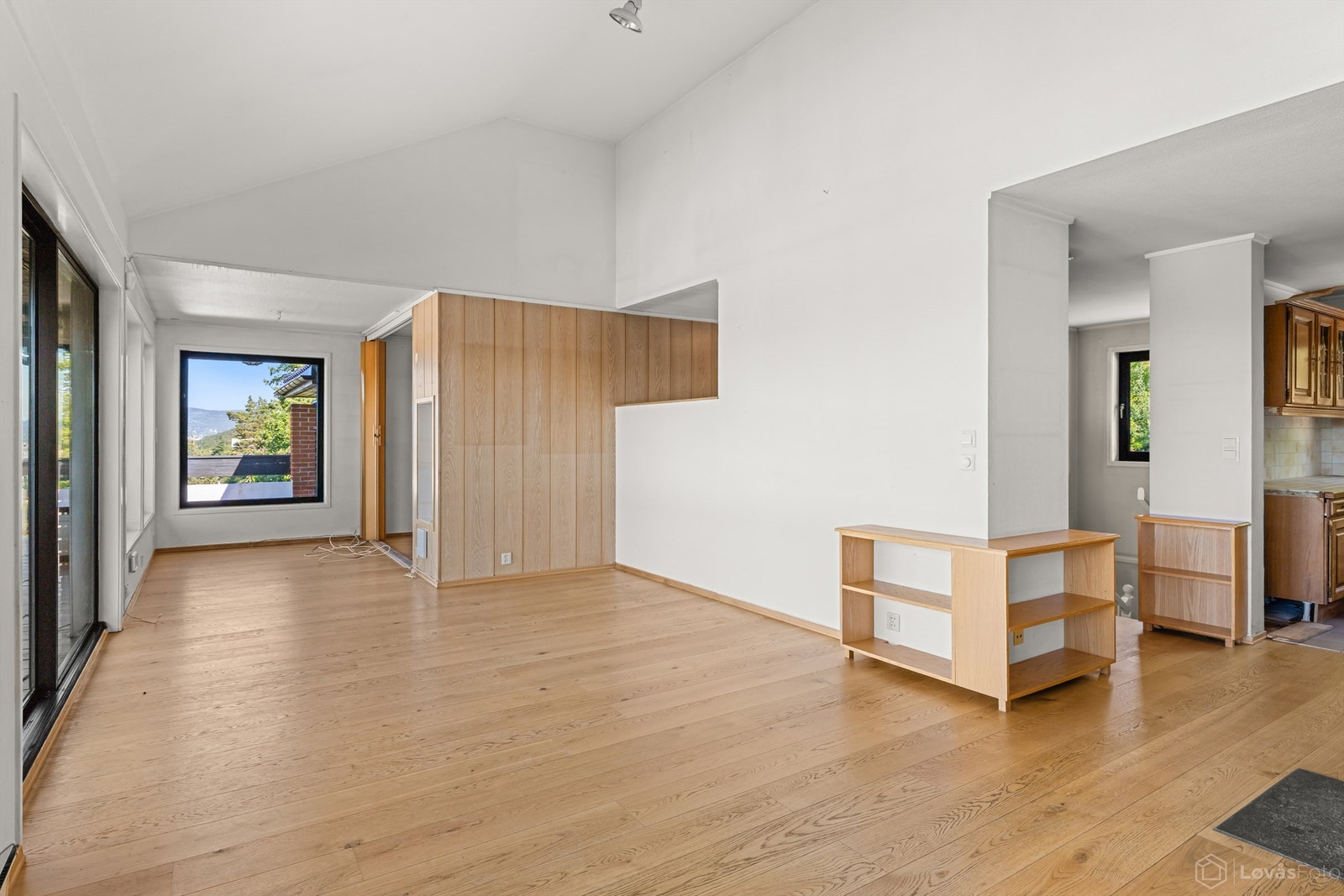 Rommet har parkett på gulv og god plass til ulike møbleringsløsninger. Galleribilde