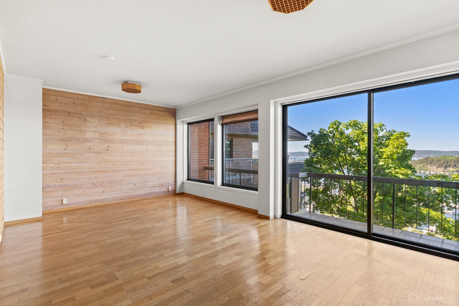 Stuen i nederste etasje var opprinnelig tenkt som master bedroom , med tilstøtende bad. Galleribilde