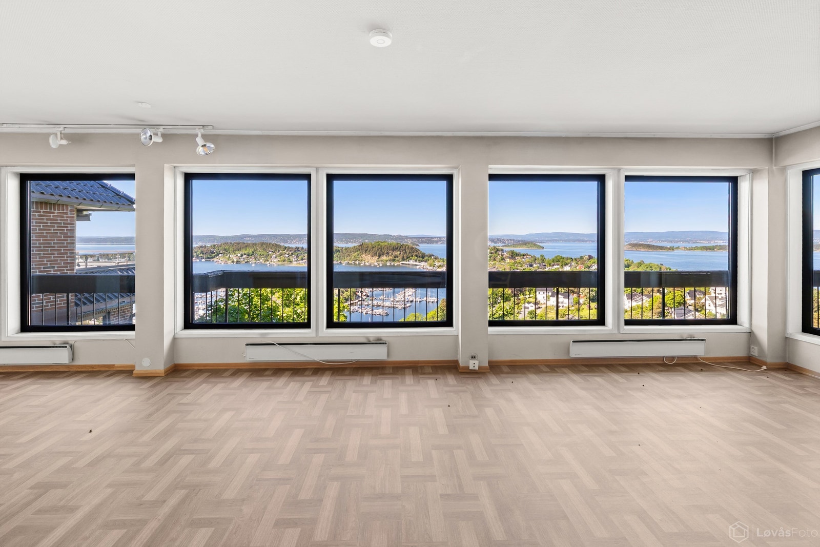 Også her gir store vinduer en enestående utsikt over fjorden og landskapet. Galleribilde