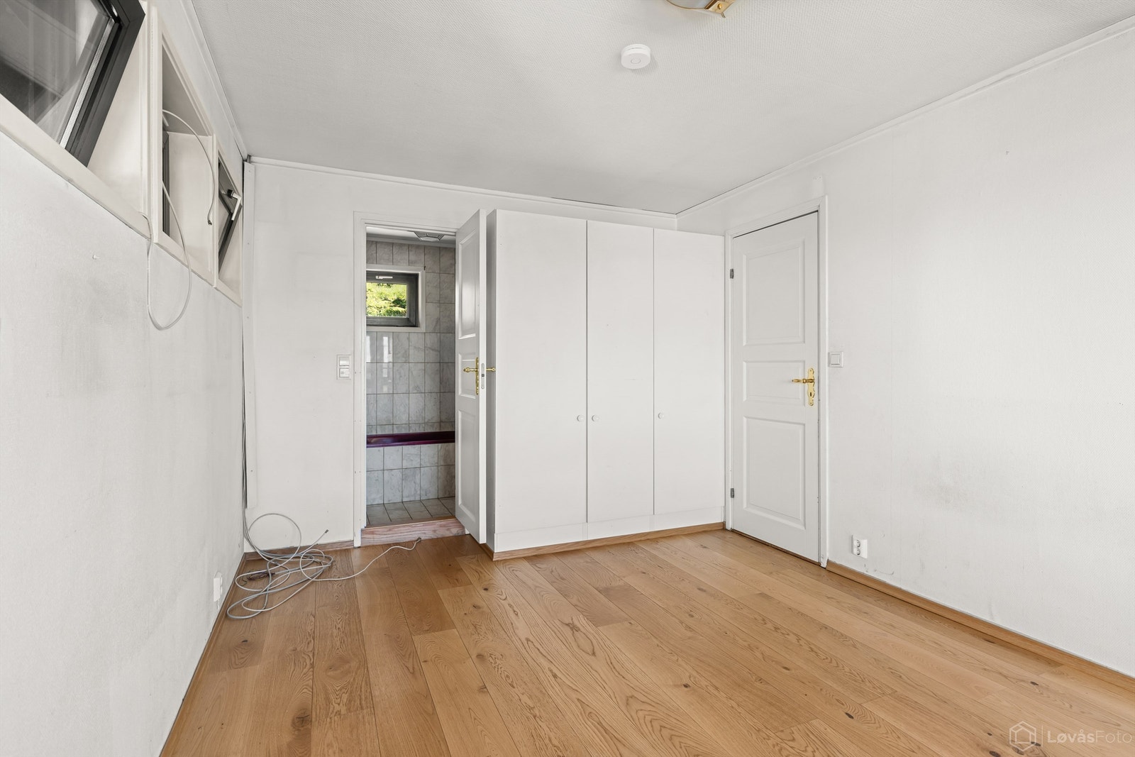 Soverommet i første etasje har parkett på gulvet og tilknytning til eget baderom. Galleribilde