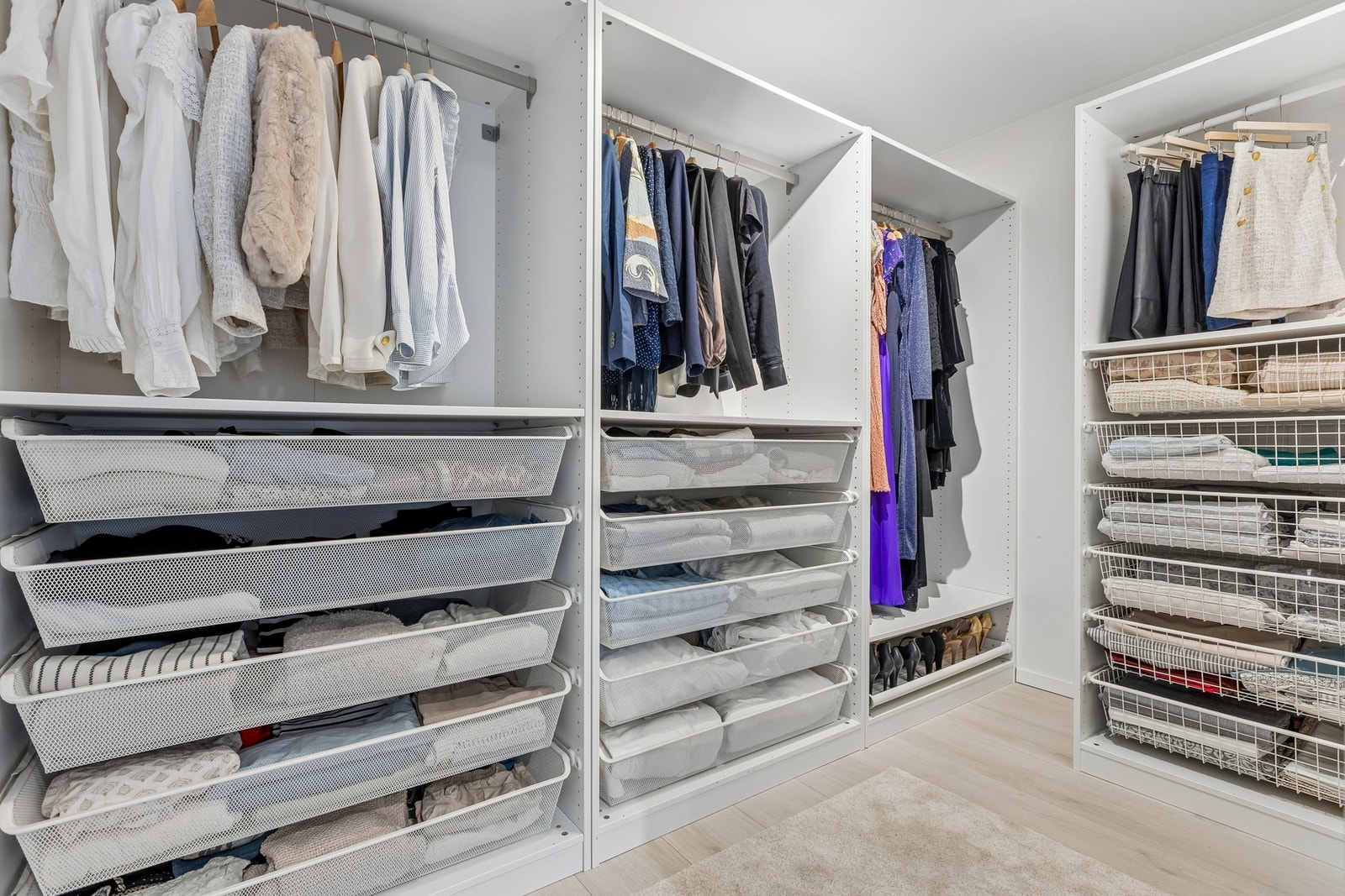 Praktisk walk-in garderobe med gode oppbevaringsløsninger og rikelig med skapplass. Galleribilde