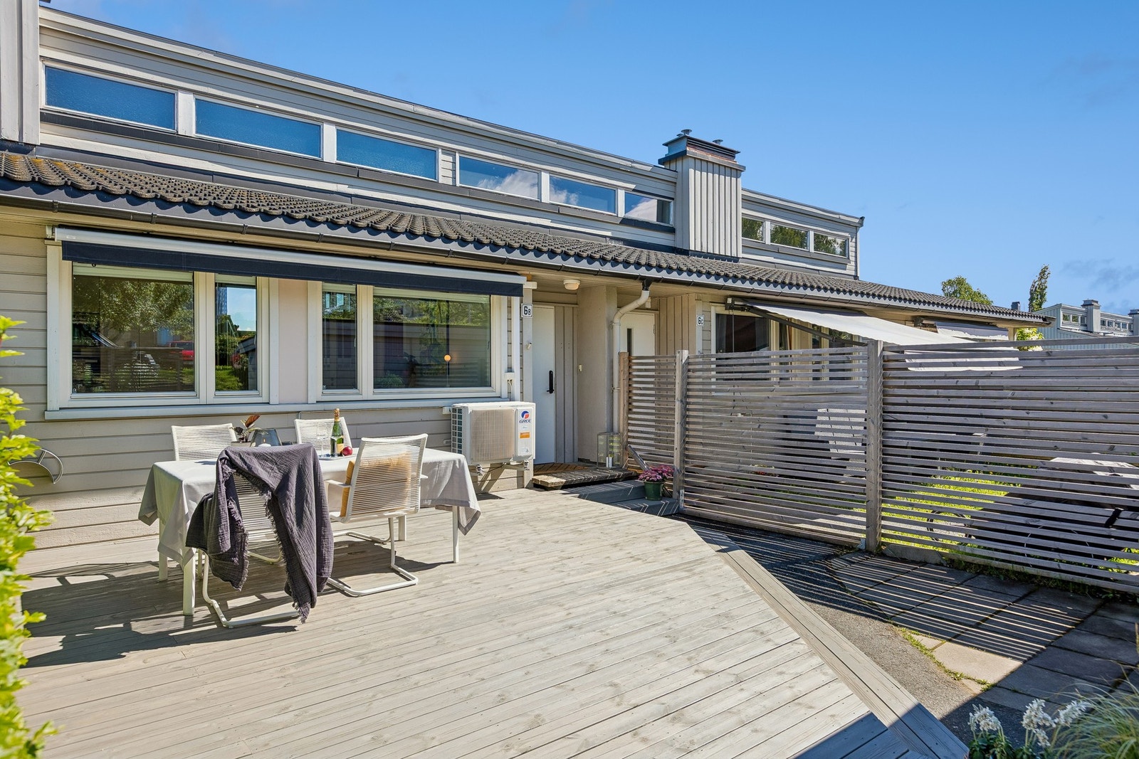 Boligen ligger i et familievennlig område i godt etablert borettslag. Solrike og flotte uteområder med god plass til møblement. Her har man både terrasse på forsiden og baksiden av huset. Galleribilde