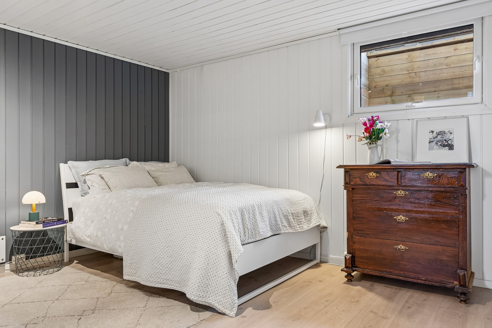 Kjellerstua er i dag innredet som soverom, men rommet er ikke godkjent for varig opphold iht. godkjente bygningstegninger. Galleribilde