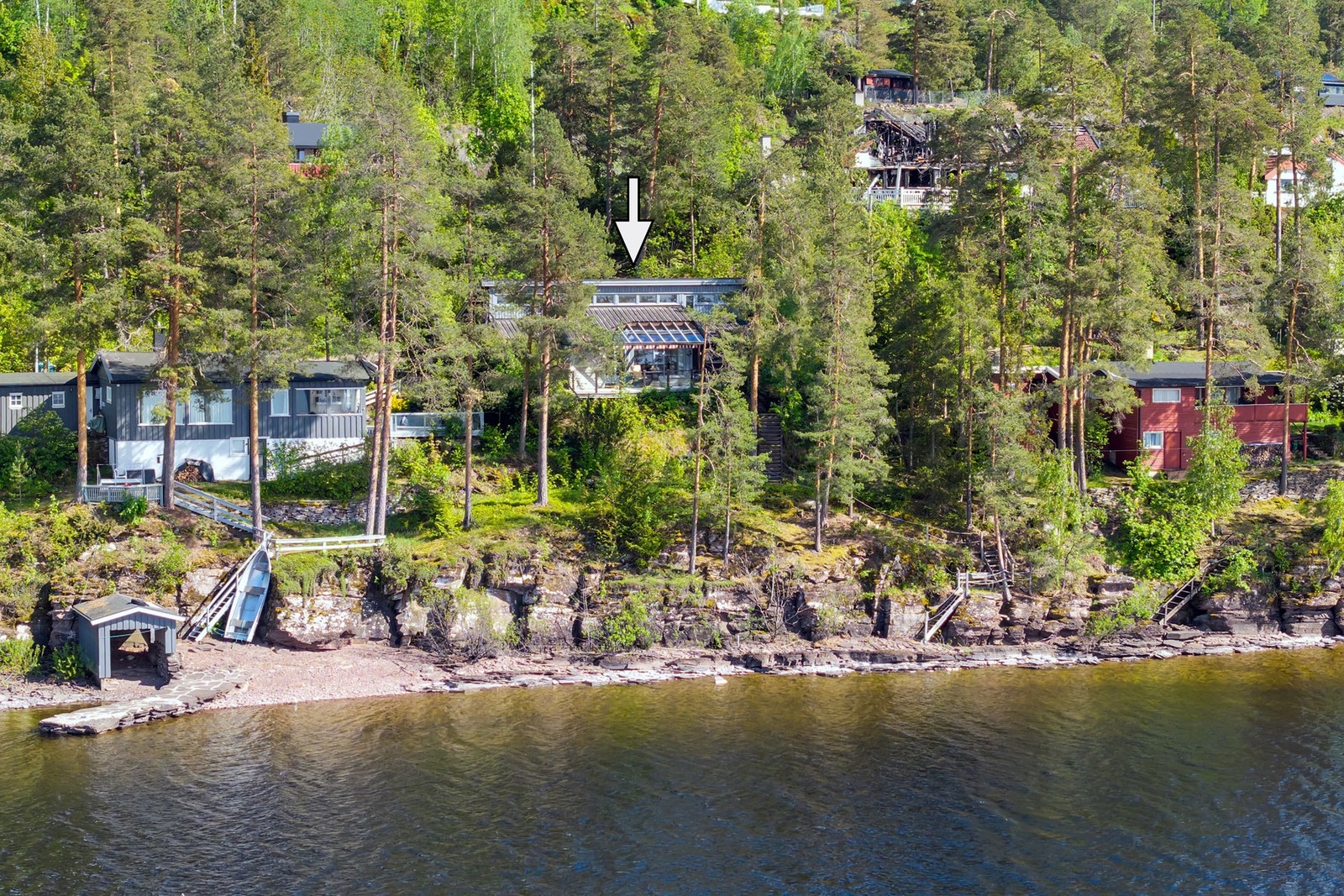 Utvika 9 ligger naturskjønt til i Hole kommune, med flott beliggenhet ved Tyrifjorden og kort vei til både friluftsliv og sentrale servicetilbud Galleribilde
