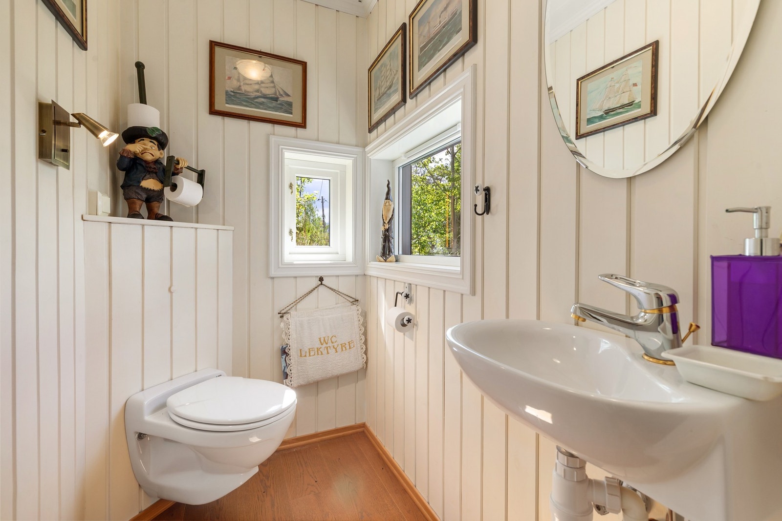 I tillegg finnes separat wc-rom som gir en praktisk løsning når man er flere på hytta. Galleribilde