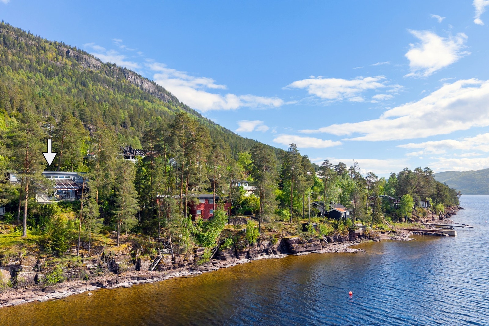 Pendlerforholdene er gode med kort vei til kollektivtransport og E16. Galleribilde