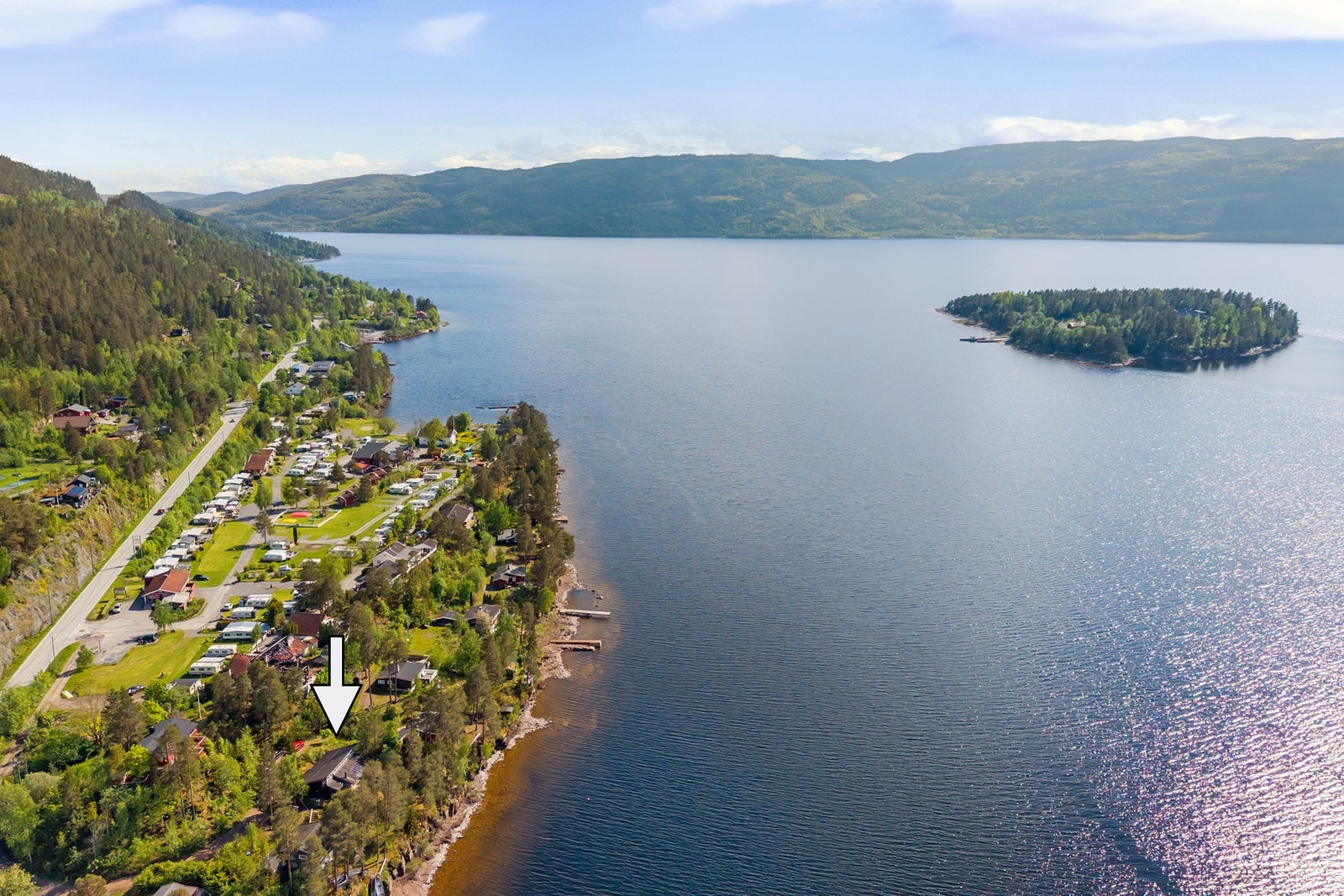 Området passer godt for deg som ønsker en rolig og familievennlig hverdag med nærhet til naturen, samtidig som pendleravstanden til Oslo, Sandvika og Hønefoss er svært god. Galleribilde