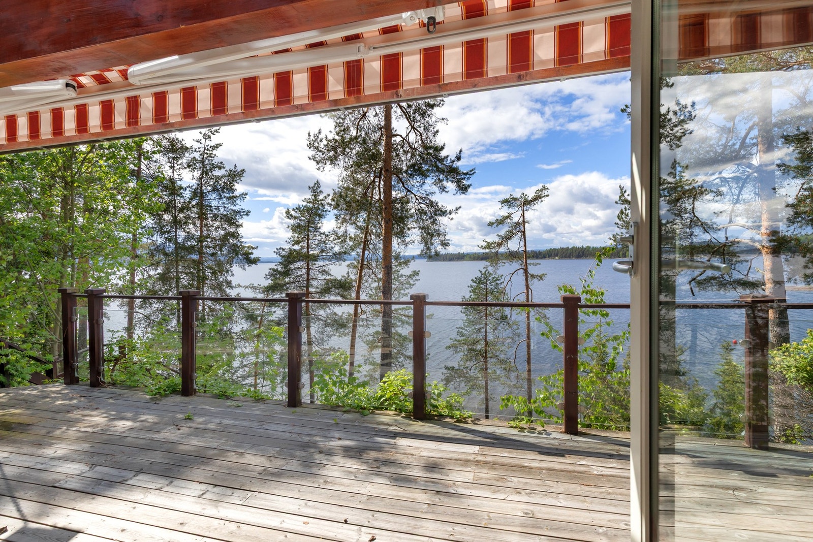 Eiendommen kan friste med hele 73 kvm terrasse med fjordutsikt. Galleribilde