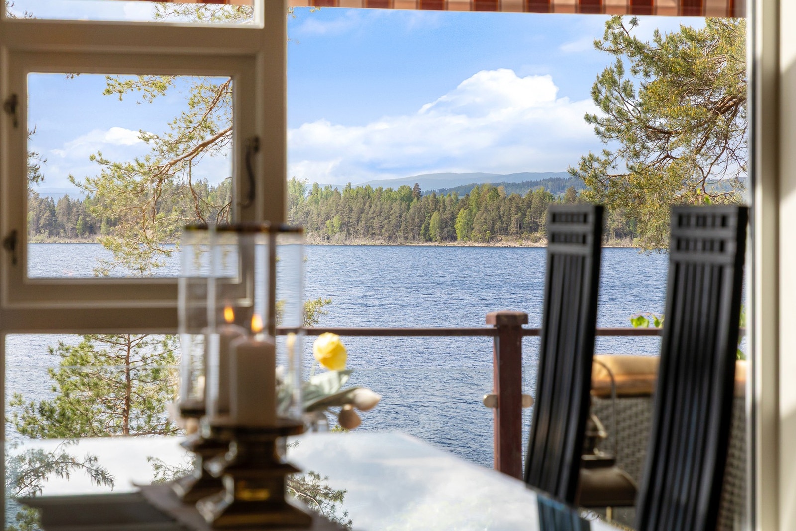 Fantastisk utsyn mot fjord og skog fra spiseplassen. Galleribilde