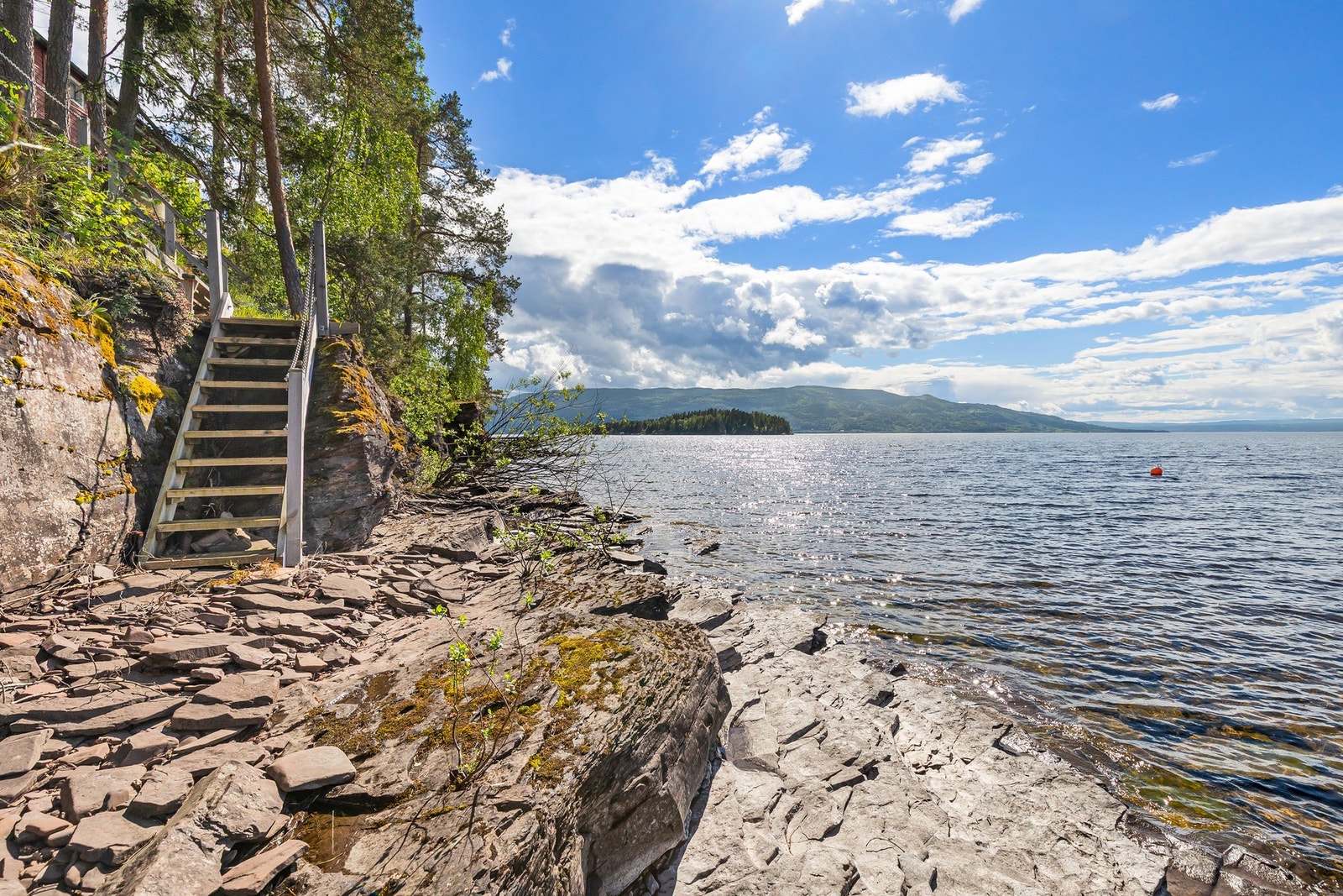 Her kan du nyte rolige dager ved vannkanten i naturskjønne omgivelser. Galleribilde