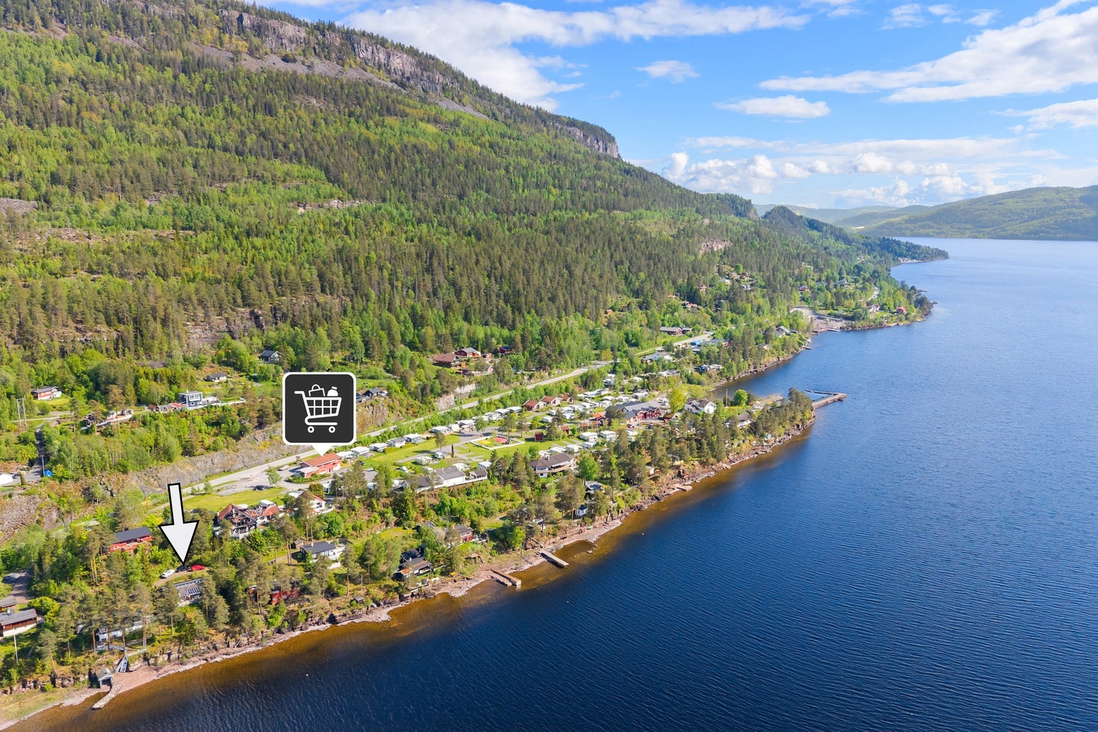 Fra Utvika er det ca. 35 minutter til Oslo, samt rundt 23 minutter til både Sandvika og Hønefoss med bil. Bussholdeplass for ekspressbuss ligger også i kort gangavstand fra boligen. Galleribilde