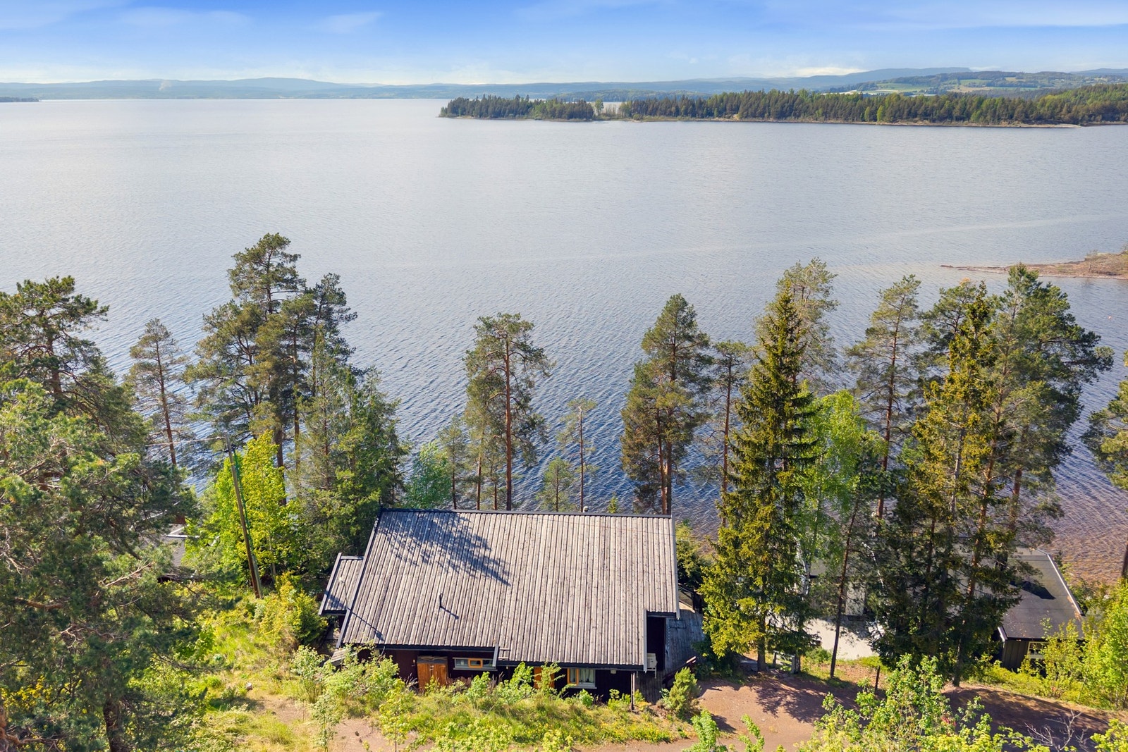 Utvika 9 ligger naturskjønt til i Hole kommune, med flott beliggenhet ved Tyrifjorden og kort vei til både friluftsliv og sentrale servicetilbud. Galleribilde