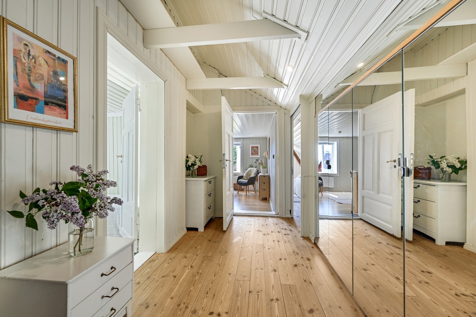 Gode garderobemuligheter i gangen i 2. etasje Galleribilde