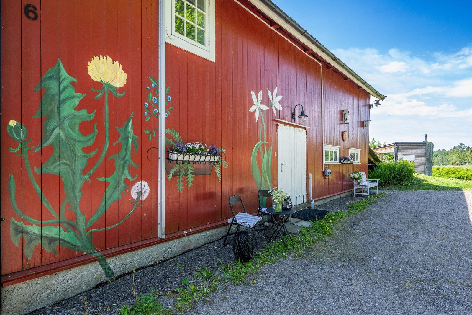 Eiendommen byr på nok av hyggelige uteplasser å benytte seg av Galleribilde