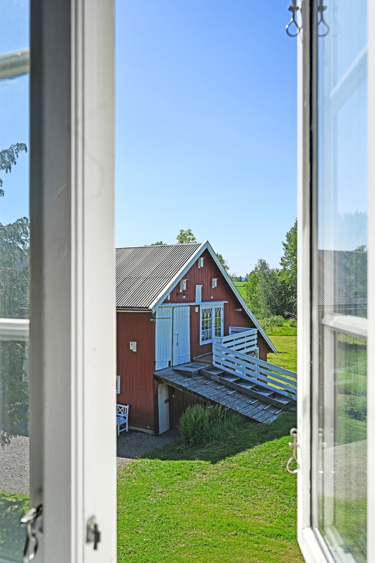 Sjarmerende utsikt fra soveromsvinduet Galleribilde