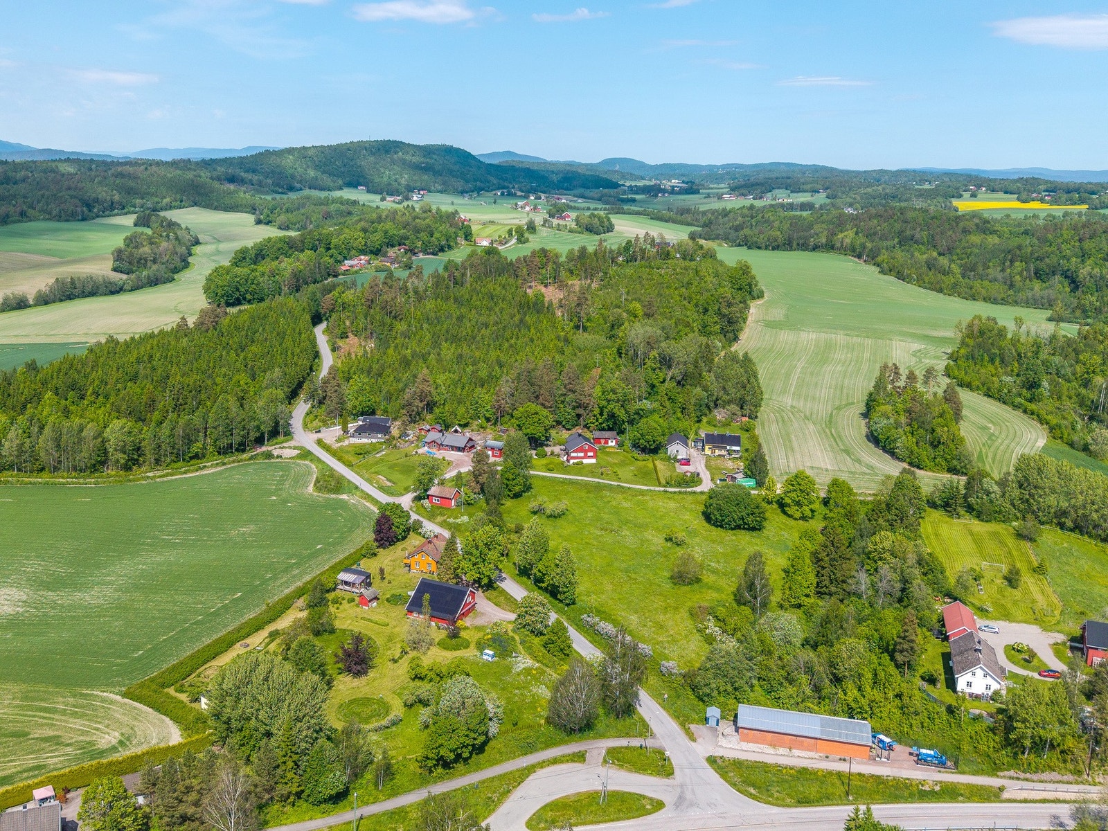 Området har også et aktivt historielag. Gravhauger som trolig er fra vikingetiden og en rekke spennende funn er gjort på nabogården, der det blant annet ble oppdaget en øks fra Bronsealderen Galleribilde
