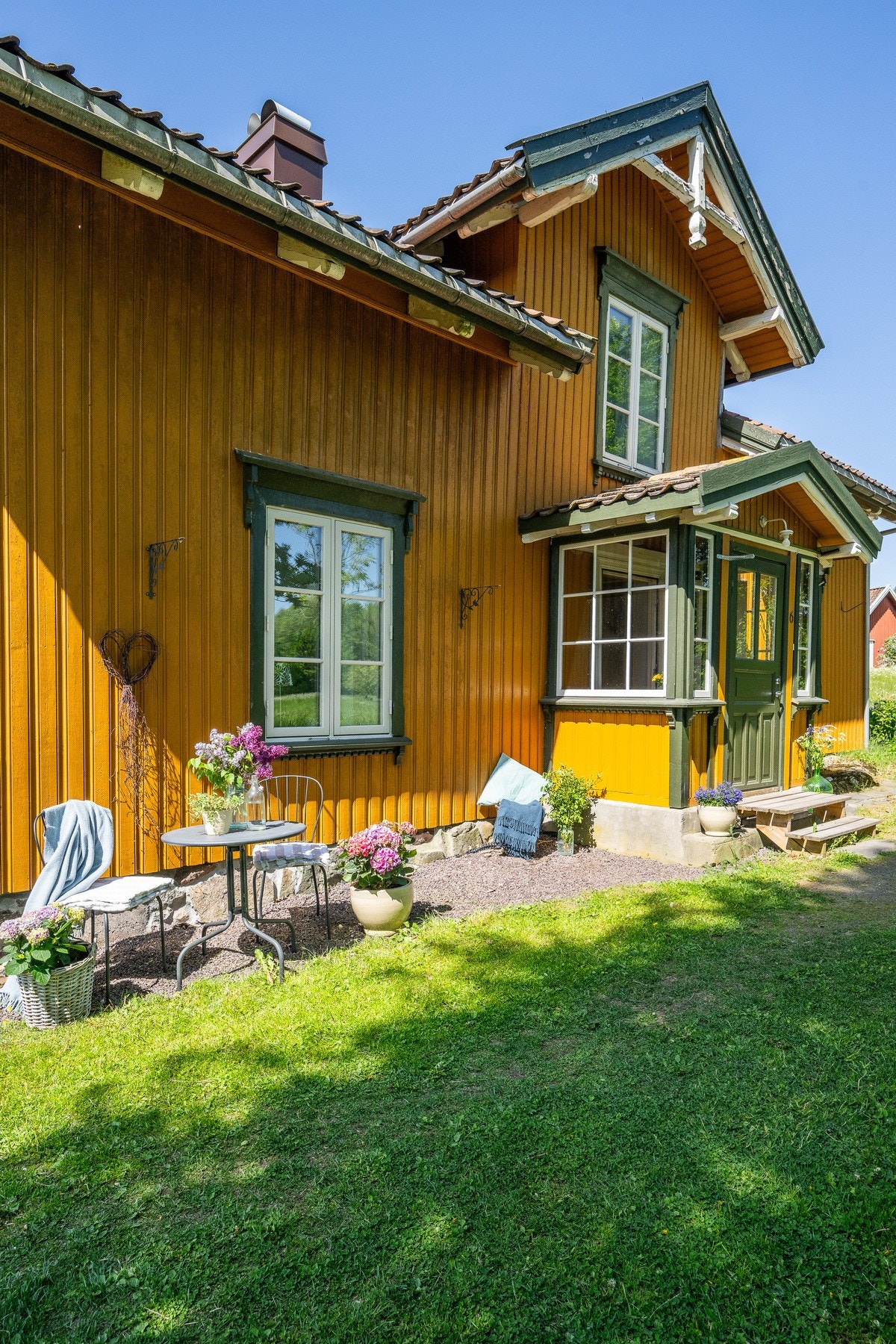 Våningshuset ble i sin tid ombygget til den flotte sveitserstilen med de klassiske detaljene Galleribilde