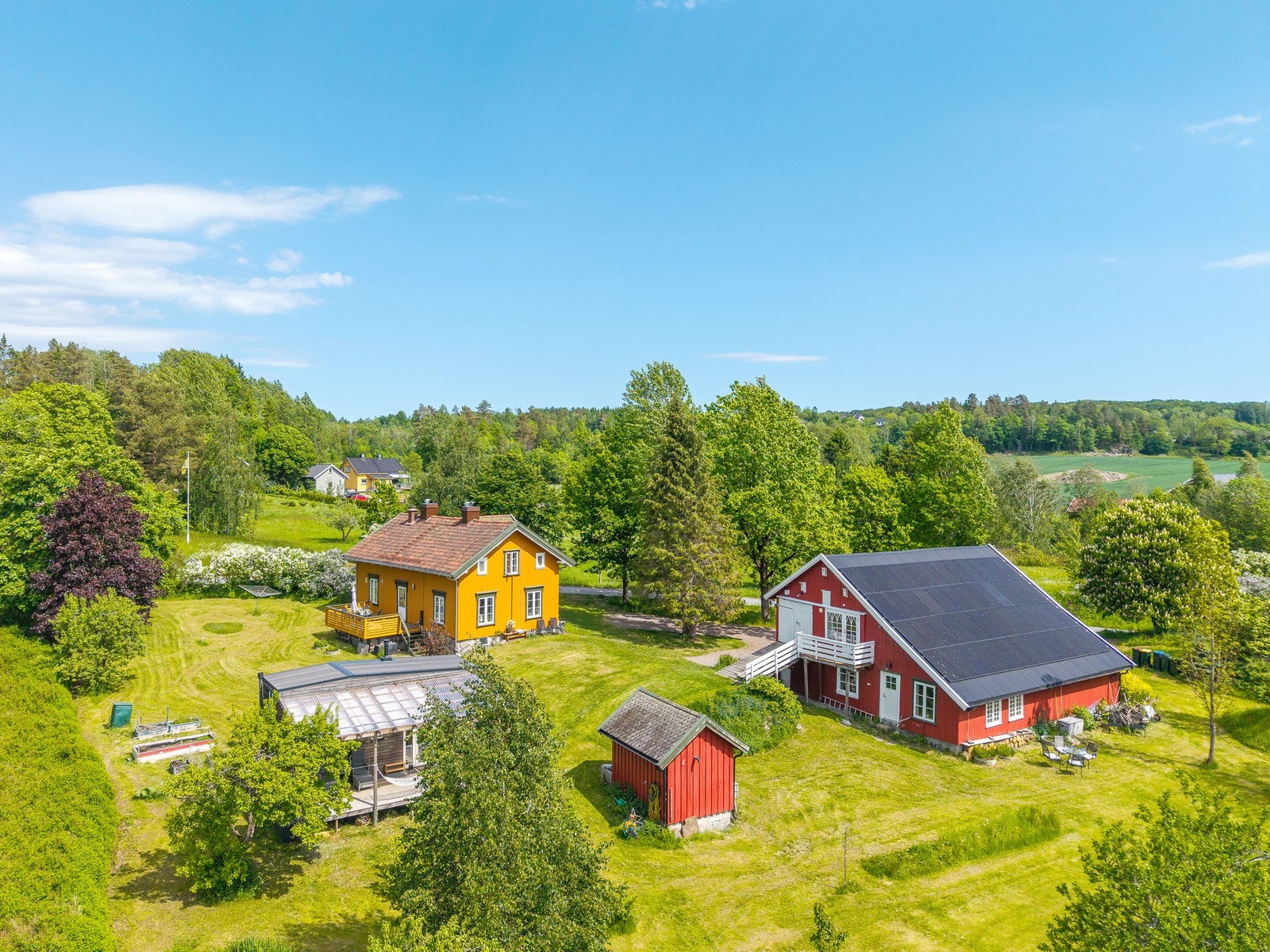 Fra eiendommen er det enkel tilgang til både dagligvarehandel og øvrige servicetilbud. Spar er innen gangavstand, mens Meny og Rema 1000 ligger på Re-torvet, et senter med et utvalg av butikker og tjenester Galleribilde