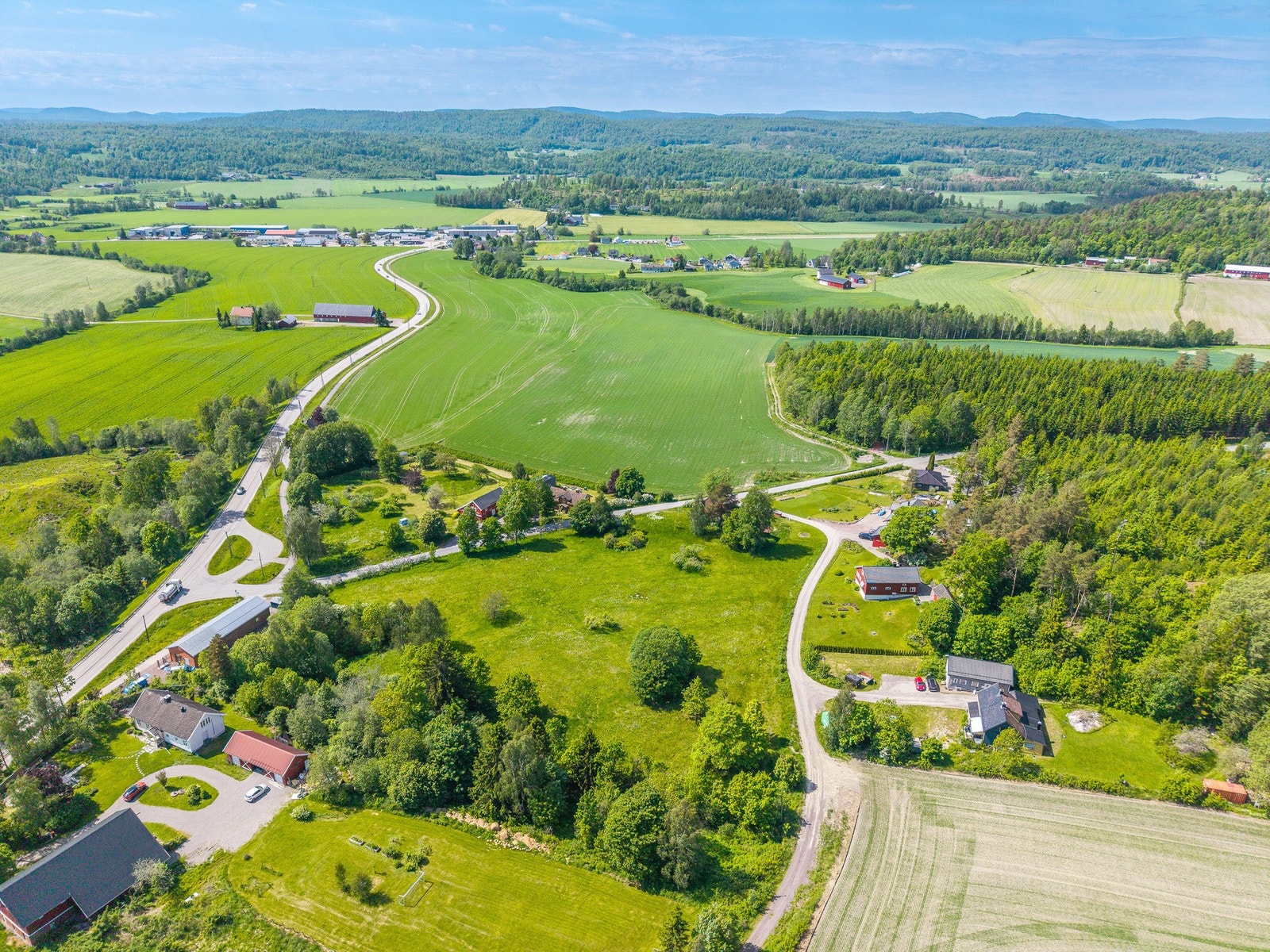 Eiendommen ligger i idylliske og landlige omgivelser i Våle i Vestfold, ca. 5 minutter fra Revetal og ca. 25 minutter til Tønsberg sentrum Galleribilde
