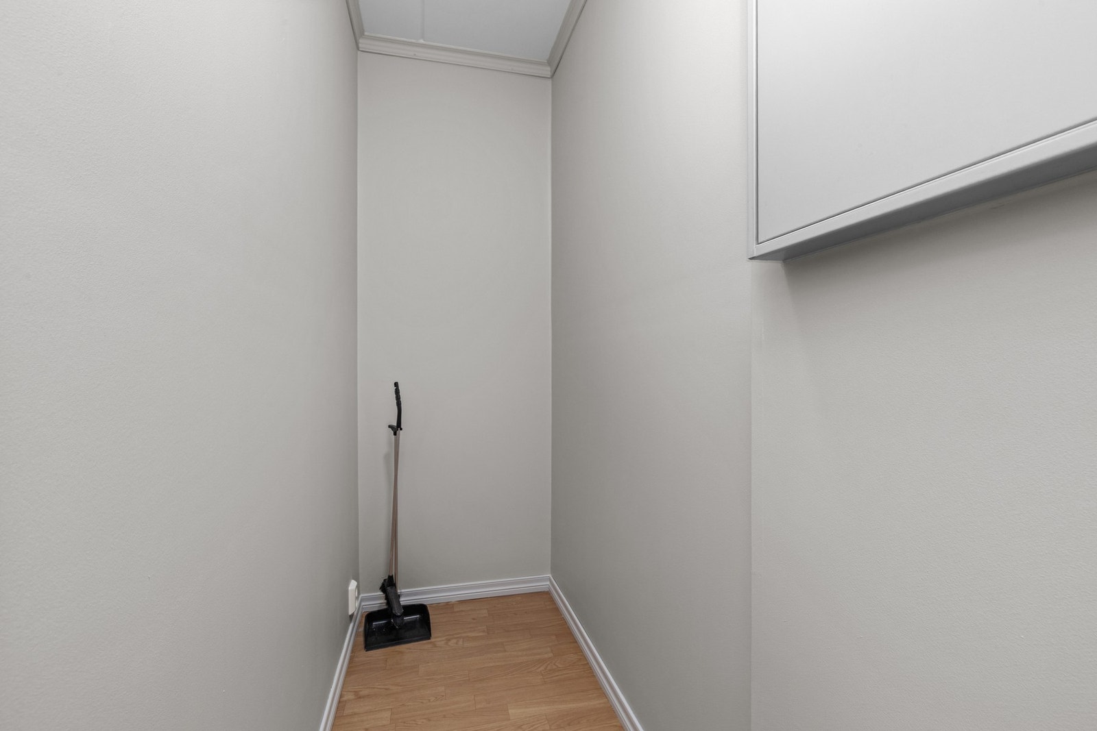 Bod/teknisk rom med plass til oppbevaring. Galleribilde