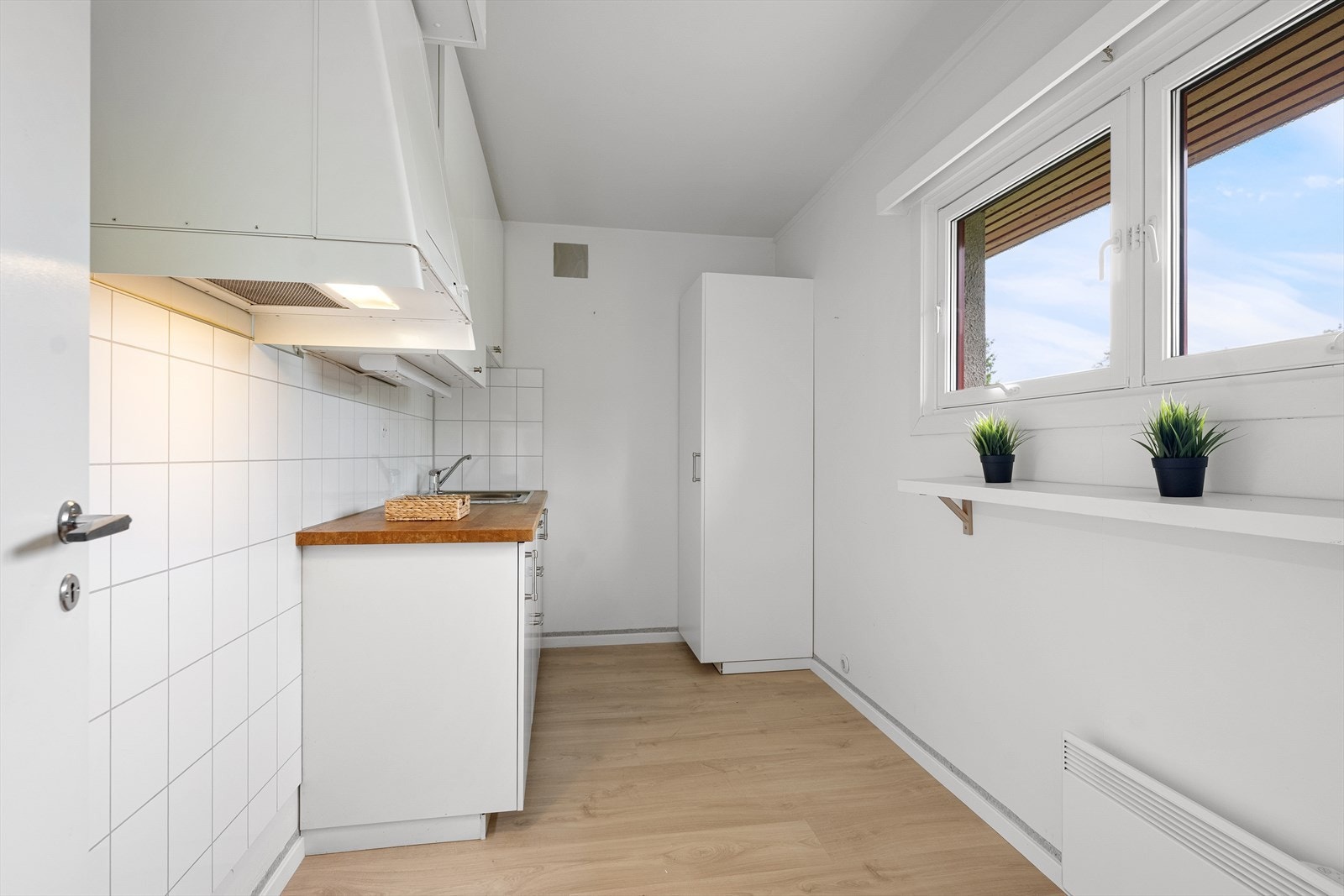 Det nyere kjøkkenet ligger praktisk til ved stuen, som gjør servering av gjestene enkel. Galleribilde