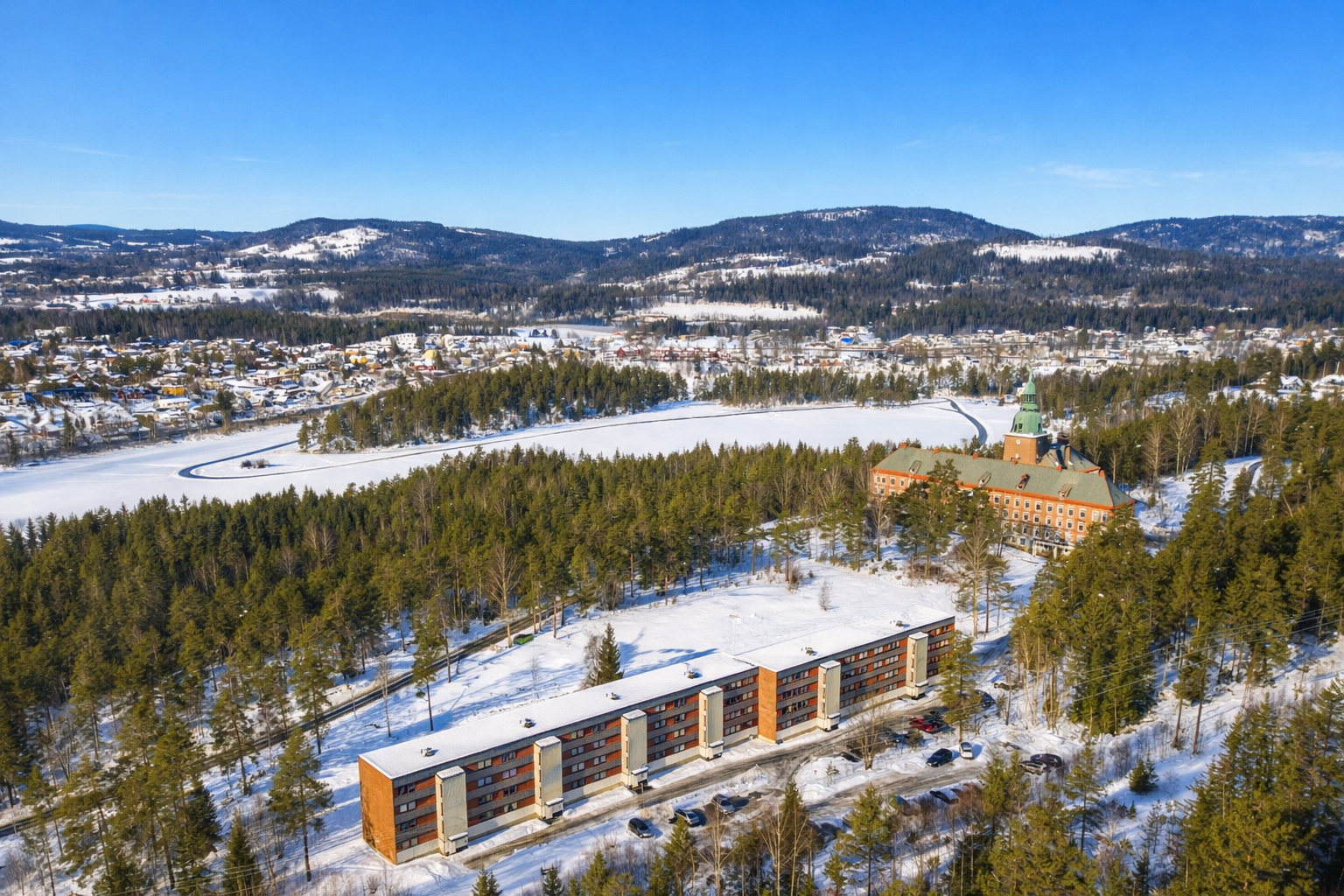 Om vinteren er det skøytebane på vannet. Galleribilde