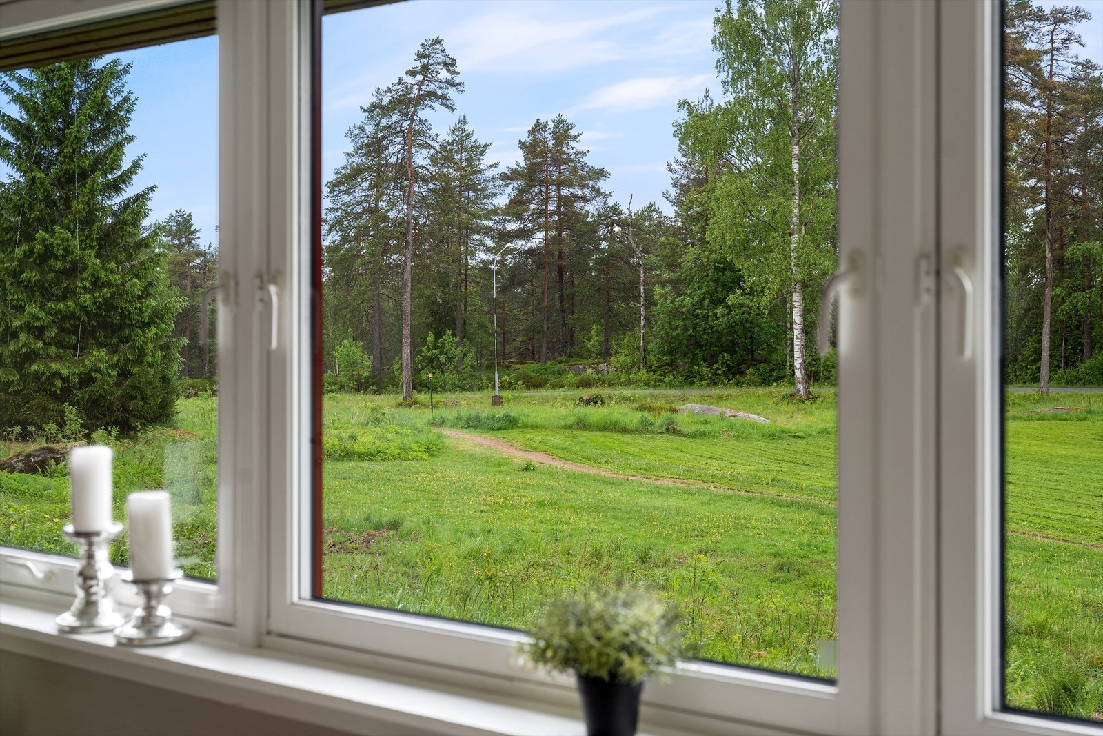 Fra vinduene ser du rett ut på det grønne landskapet. Galleribilde