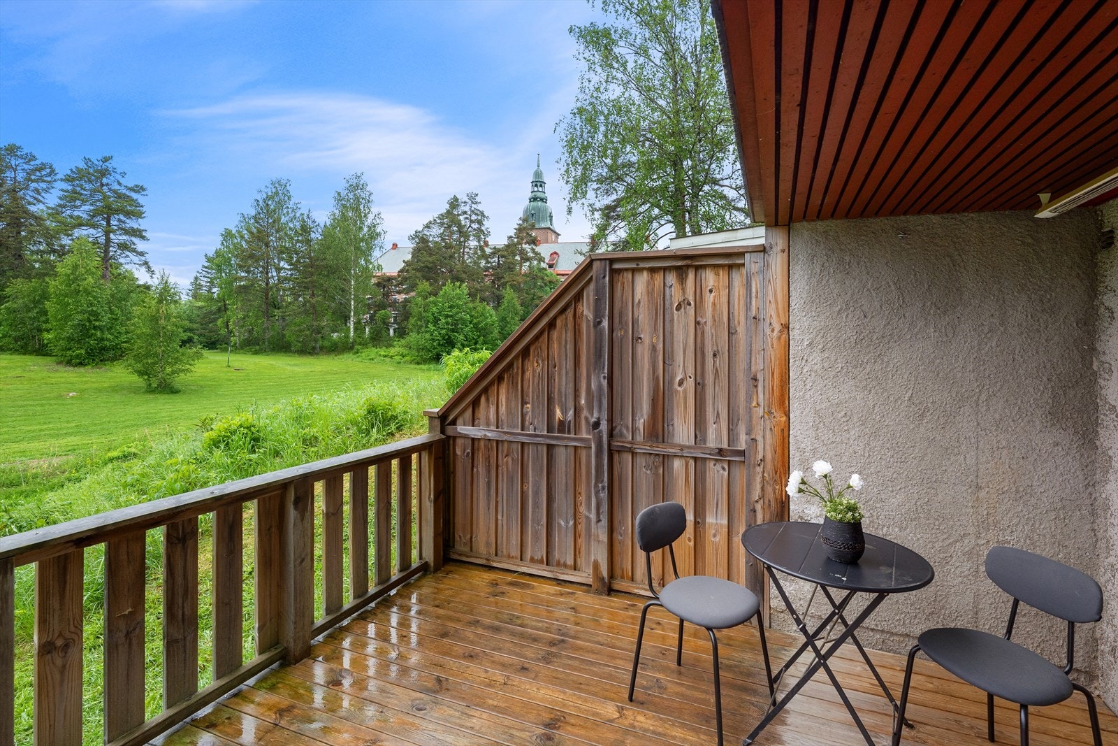 På terrassen er det god plass for grill og en hyggelig sittegruppe. Galleribilde